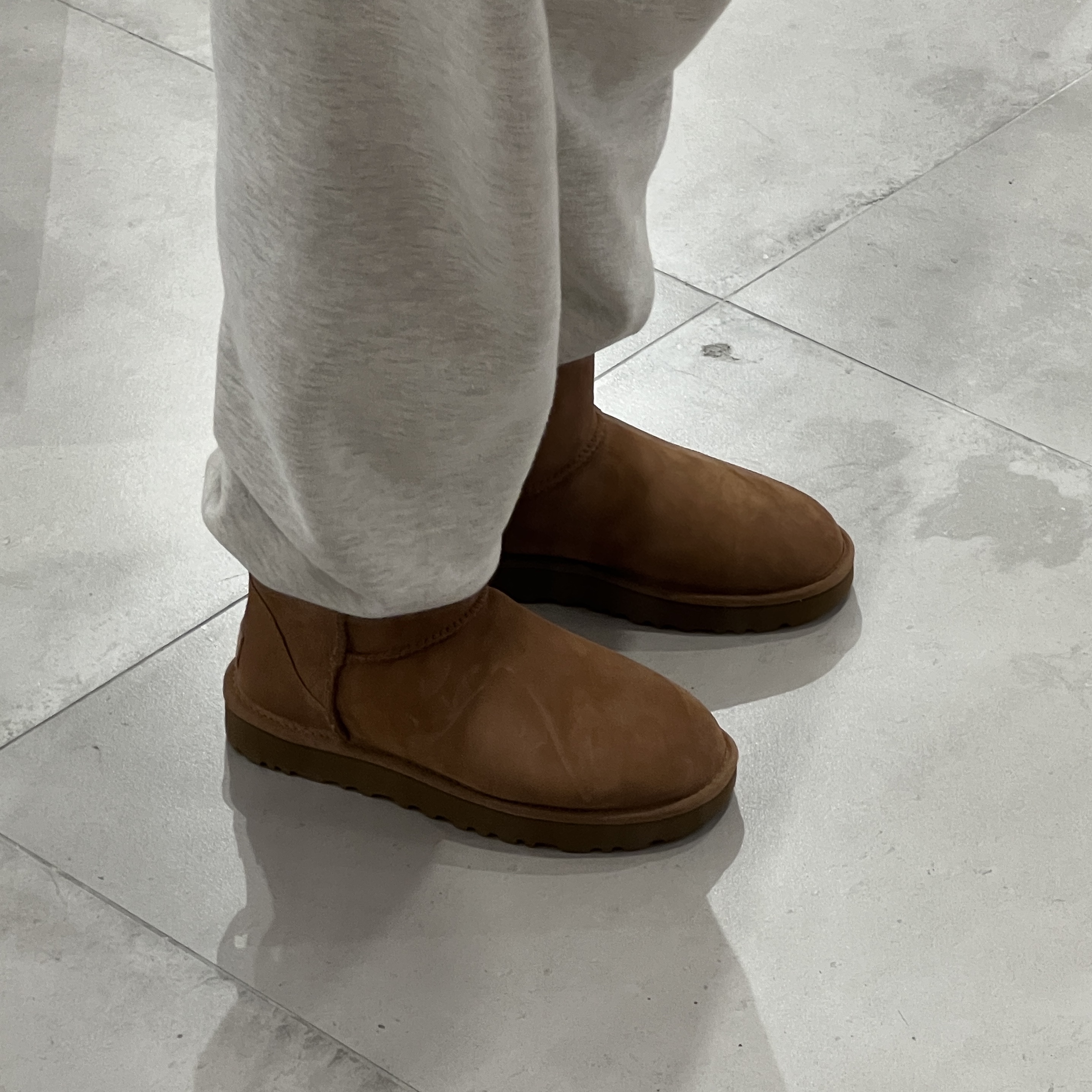 (W) UGG Classic Mini II Boots Chestnut, Matin Kim Macaron Logo Ball Cap Khaki 착용 스타일 - 3