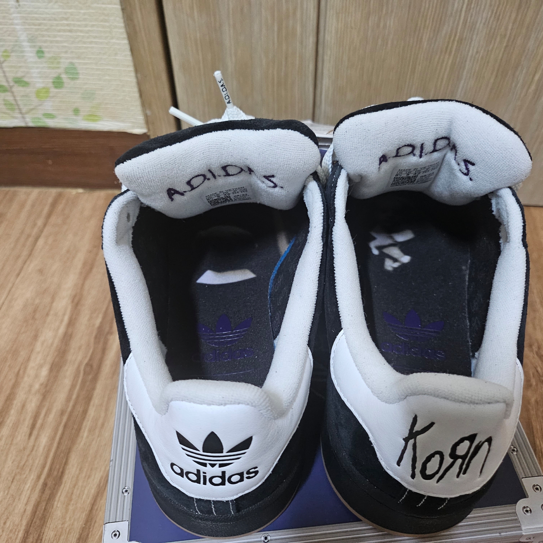 Adidas x KoRn Campus 00s Core Black Cloud White 착용 스타일 - 4