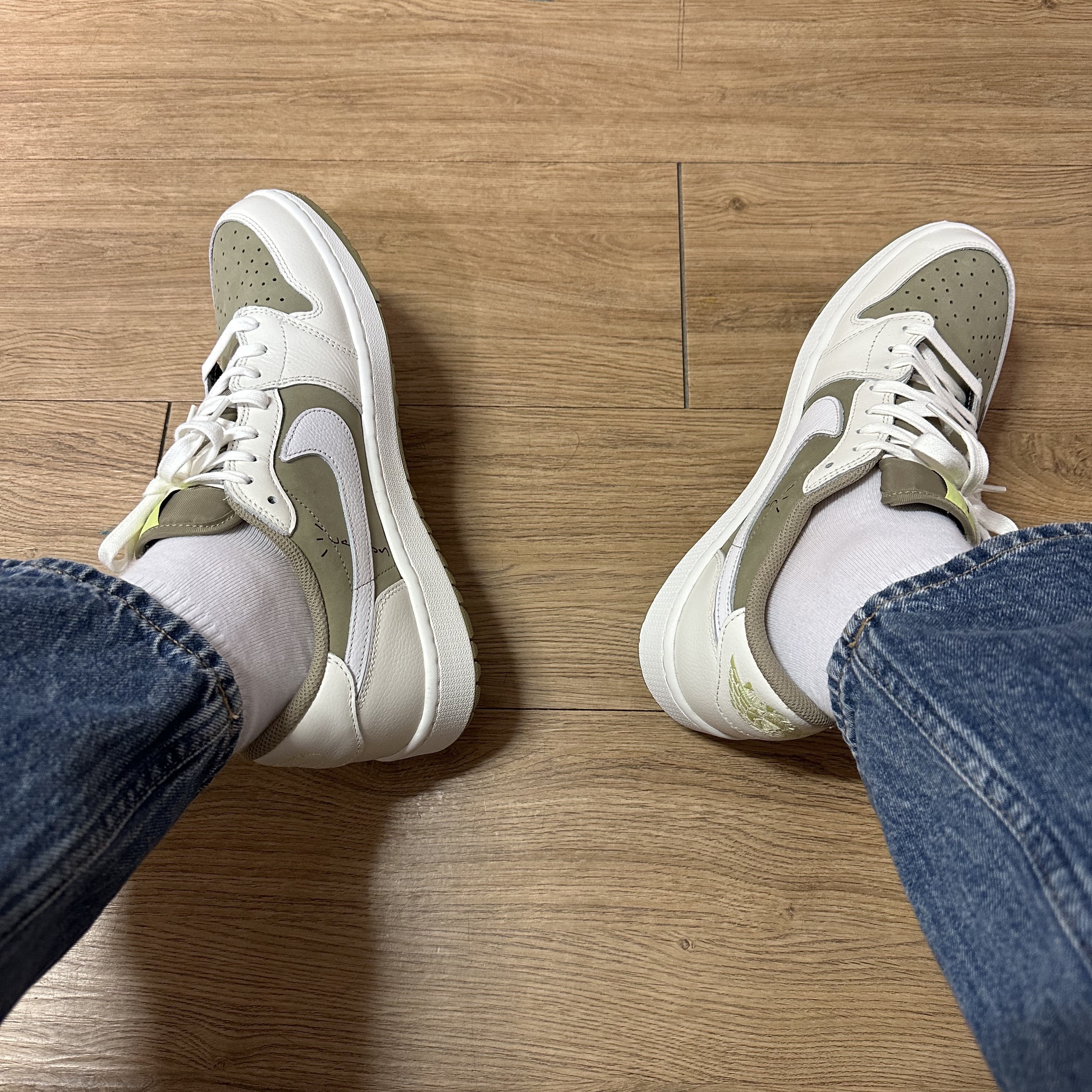 Jordan 1 x Travis Scott Retro Low Golf NRG Neutral Olive 착용 스타일