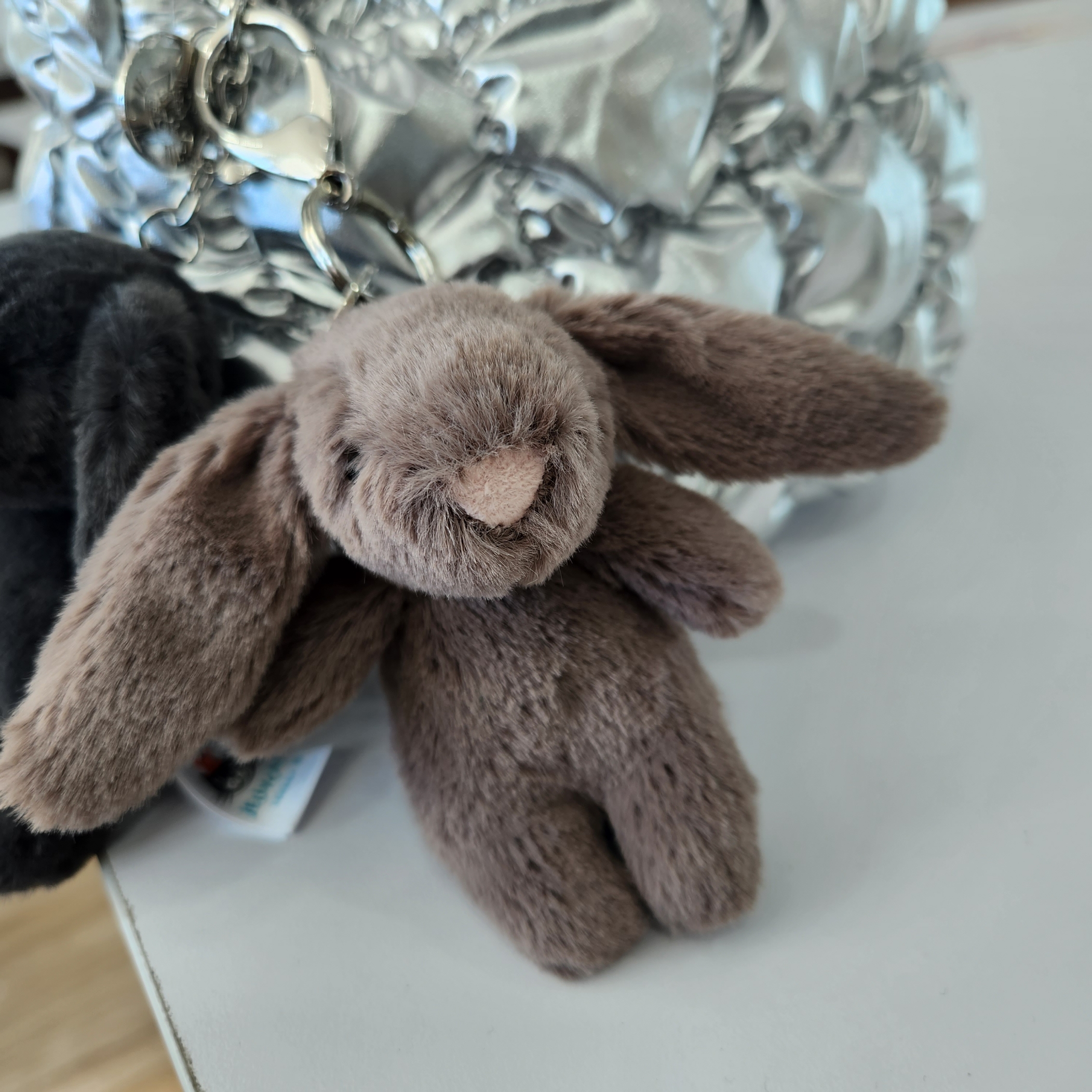 Jellycat Bashful Bunny Truffle Bag Charm Brown 착용 스타일