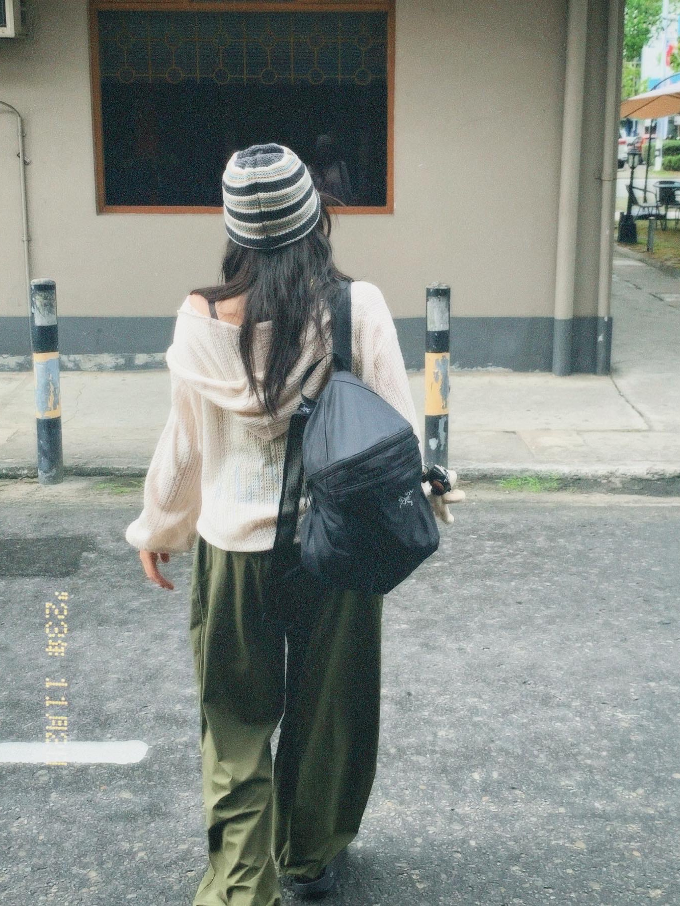 Oofos OOriginal Black, Arc'teryx Heliad 15 Backpack Black 착용 스타일 - 6