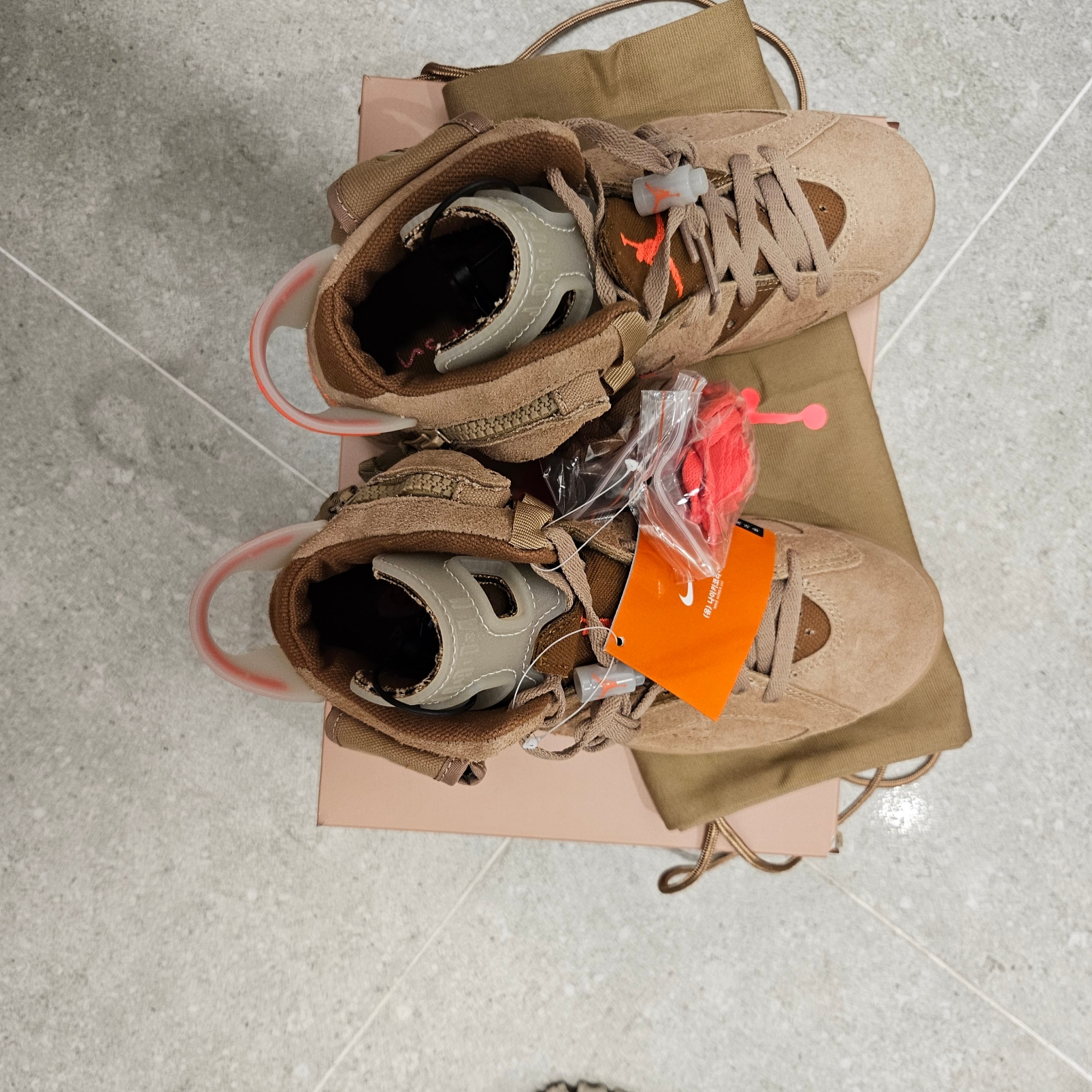 Jordan 6 x Travis Scott Retro SP British Khaki 착용 스타일 - 2