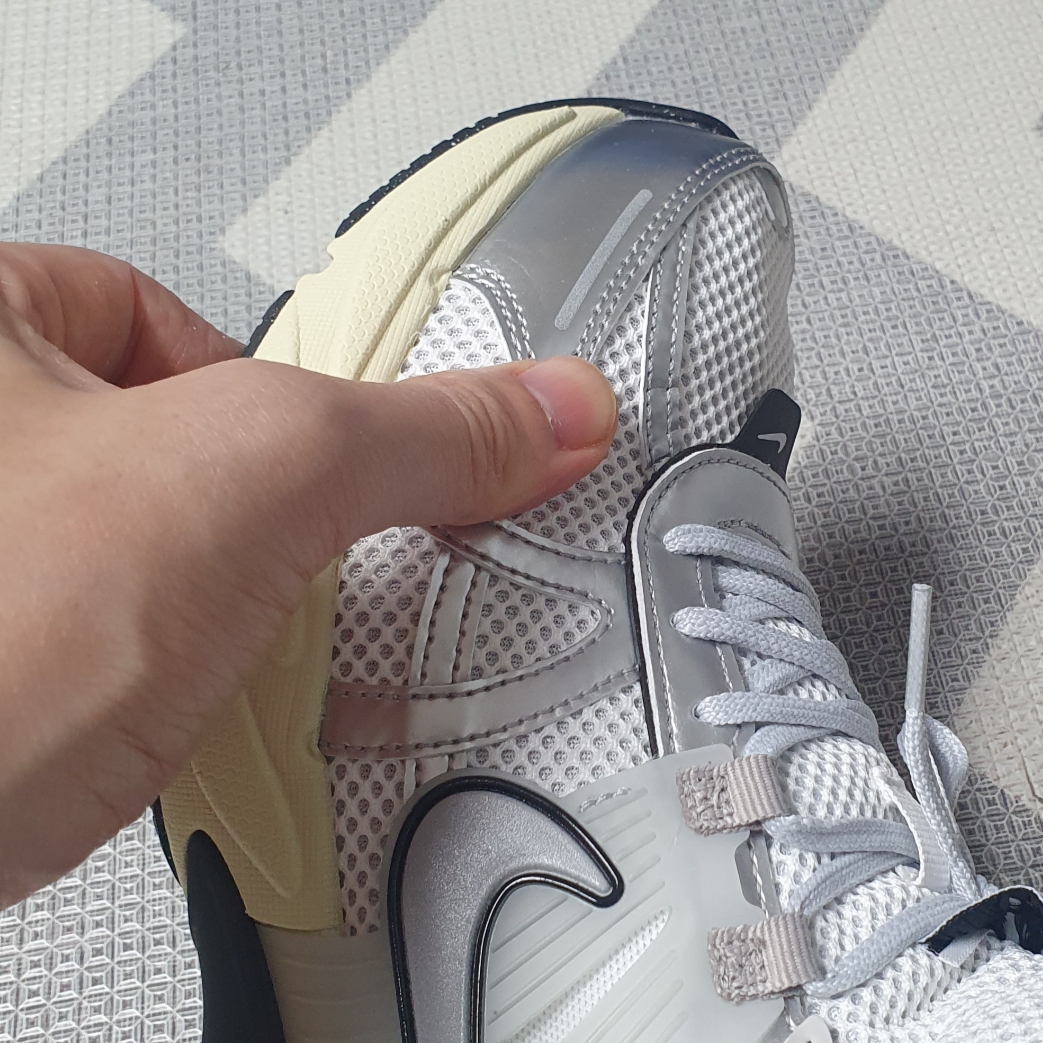 Nike V2K Run Summit White Metallic Silver 착용 스타일 - 3