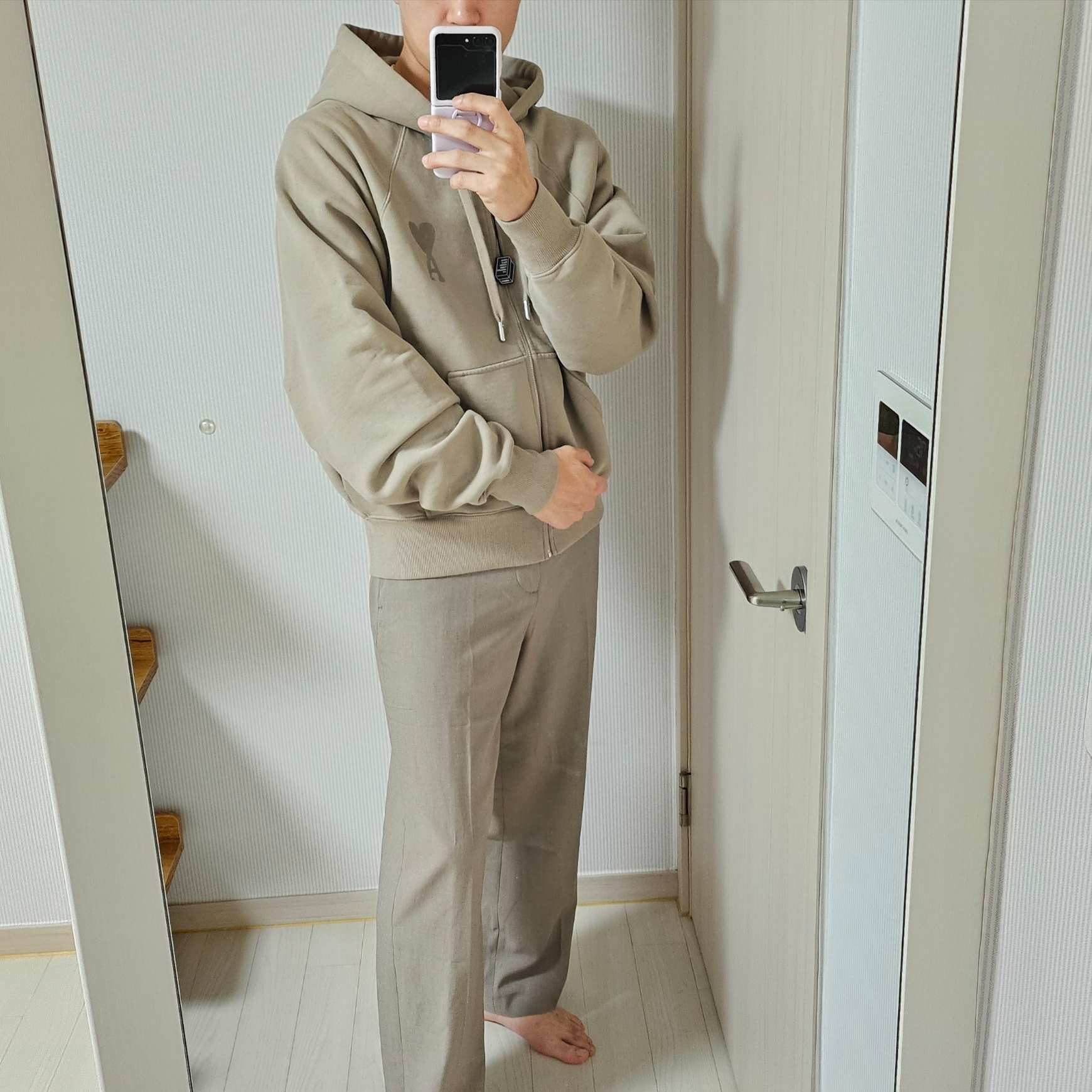 AMI de Coeur Tone-On-Tone Zipped Hoodie Beige Fonce 착용 스타일 - 5
