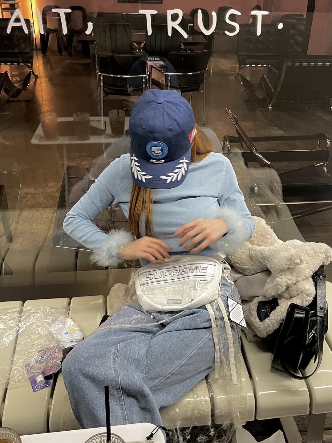 Supreme Waist Bag White - 23FW 착용 스타일 - 1