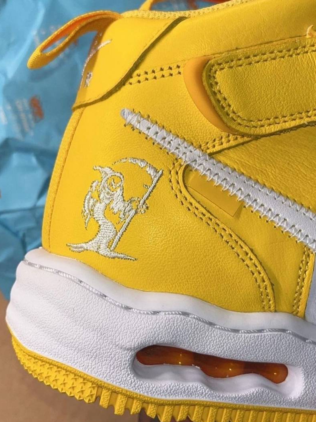 Nike x Off-White Air Force 1 Mid SP Leather Varsity Maize 착용 스타일 - 4