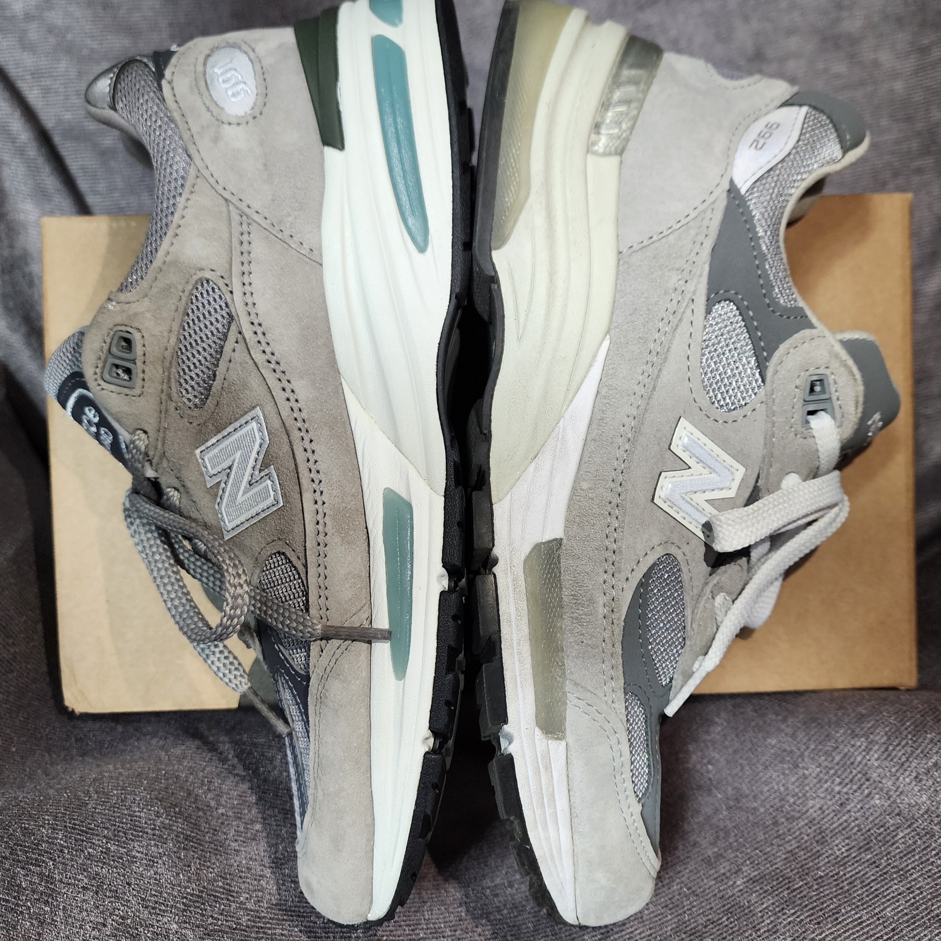 New Balance 991v2 Made in UK Rock Ridge Alloy Silver, New Balance x JJJJound 991 Made in UK Grey 착용 스타일 - 4