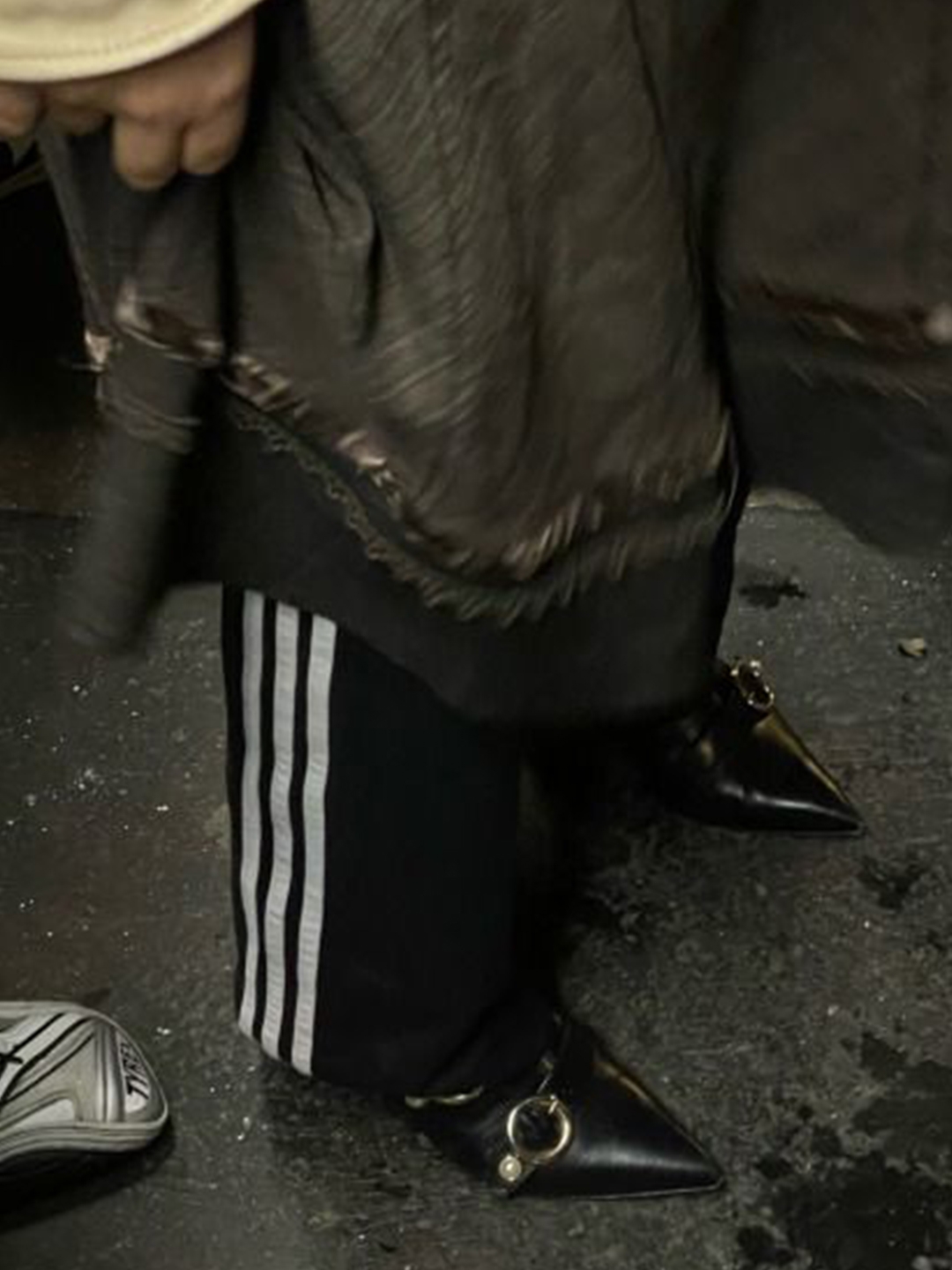 Balenciaga x Adidas Tracksuit Trousers Black, Balenciaga x Adidas Baggy Sweatpants Small Fit Black 착용 스타일 - 5