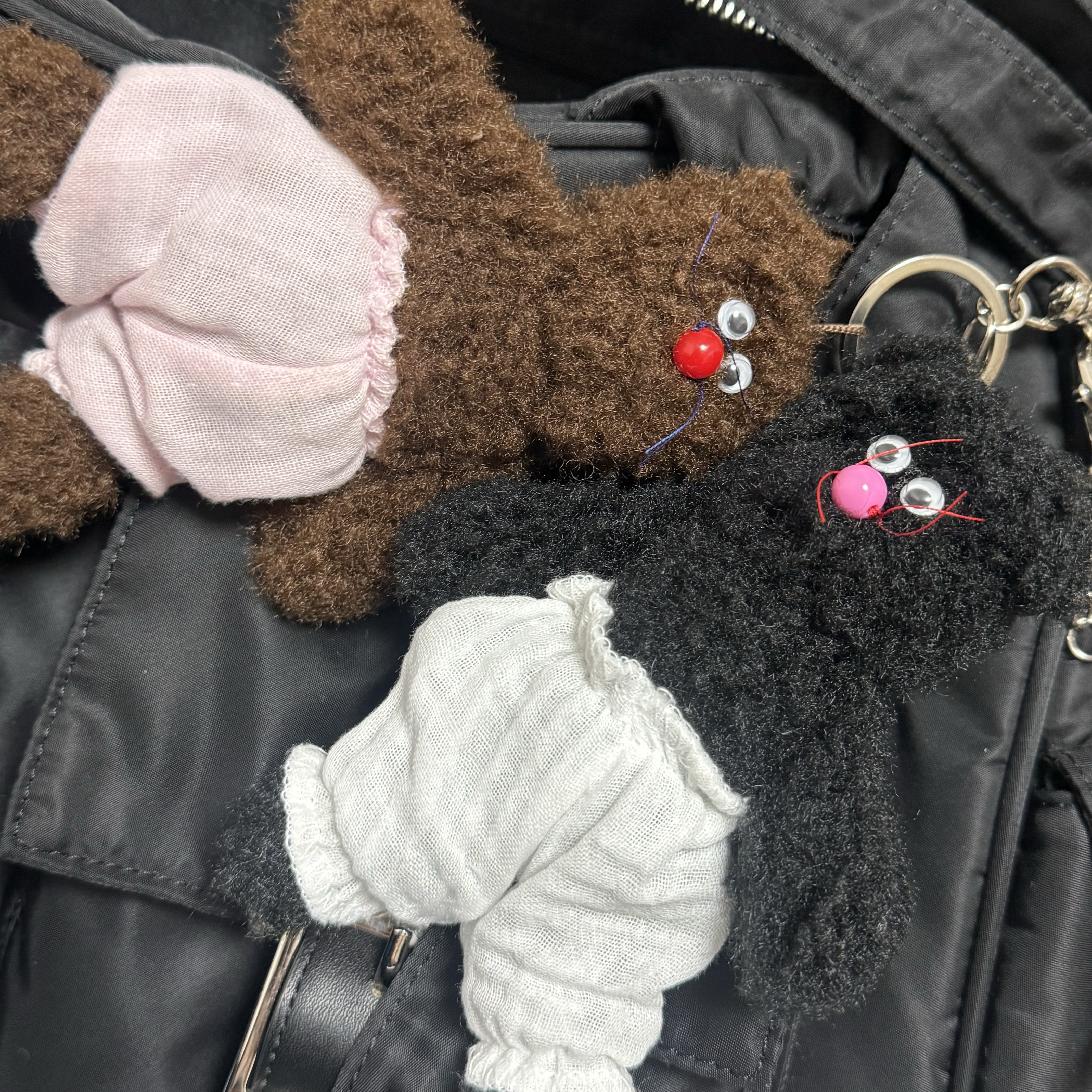 Monamhee Bred Keyring with Pink Pants Brown, Nike Air Force 1 '07 Low White 착용 스타일 - 5