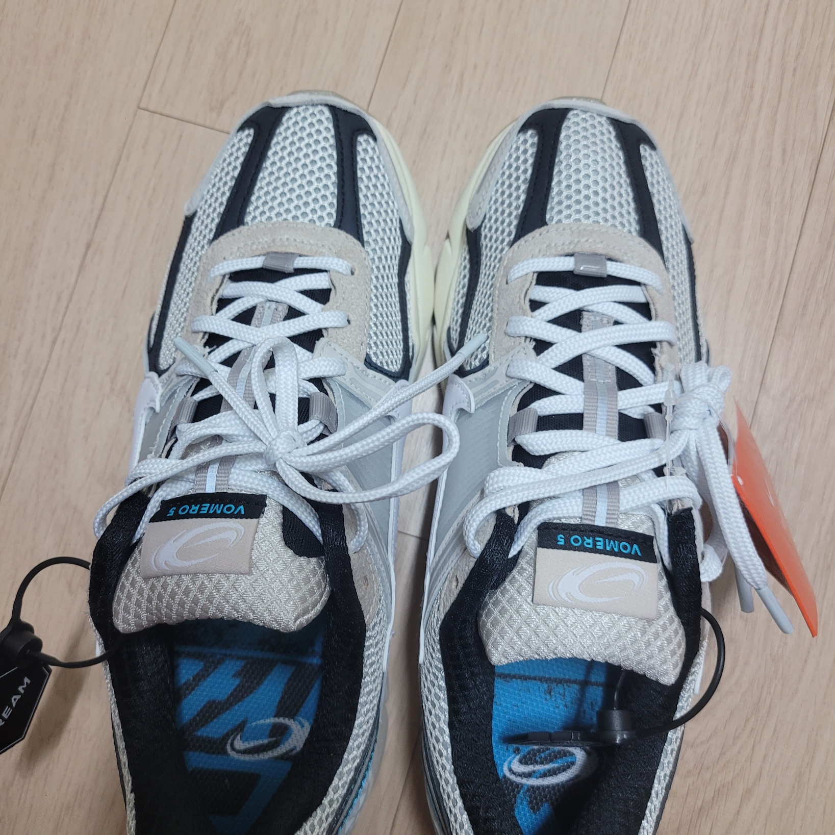 Nike Zoom Vomero 5 Light Bone and Black 착용 스타일 - 1
