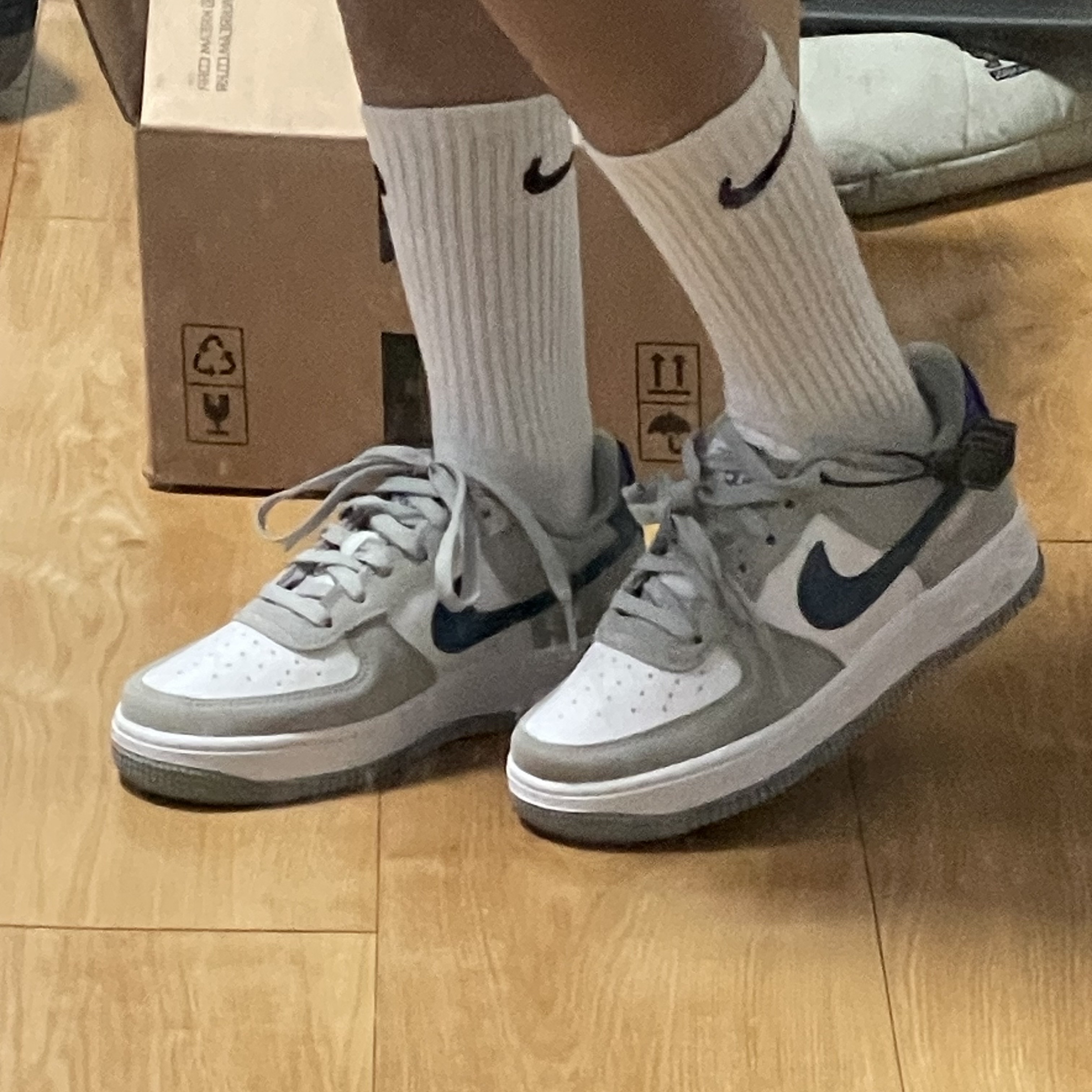 (GS) Nike Air Force 1 LV8 Athletic Club Light Smoke Grey Marina 착용 스타일