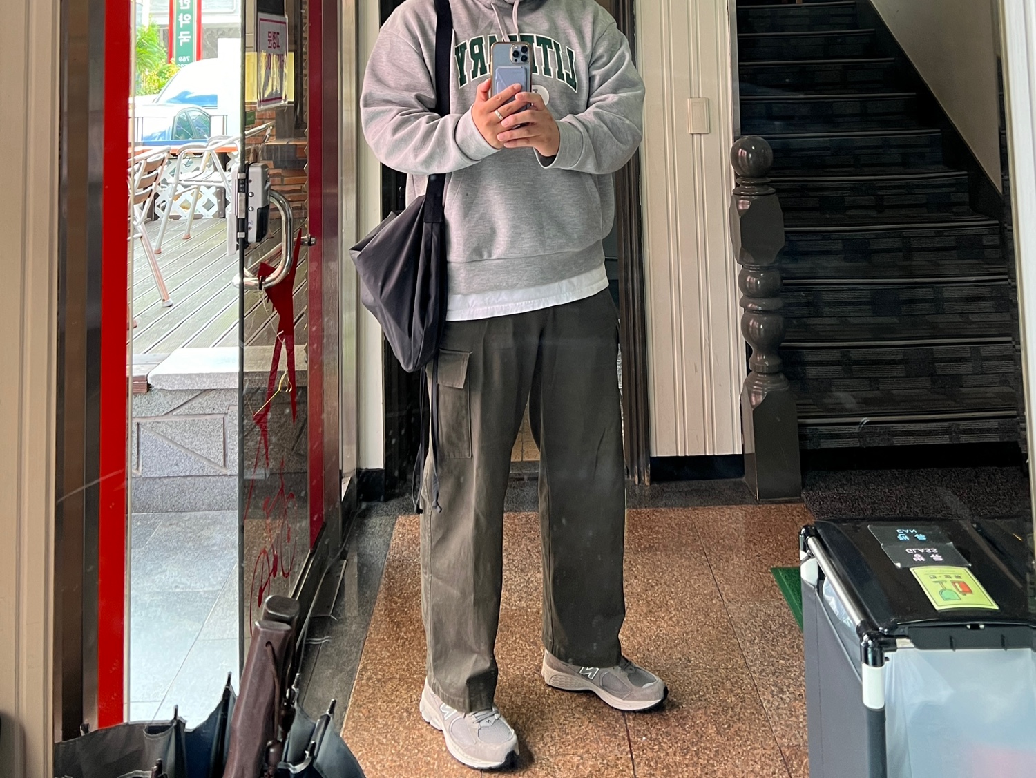 New Balance 2002R Grey 착용 스타일