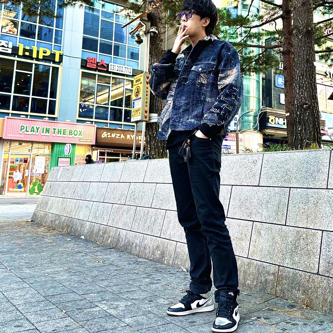 (W) Jordan 1 Retro High OG Silver Toe, Supreme Archive Denim Jacquard Trucker Jacket Blue - 23SS 착용 스타일 - 1