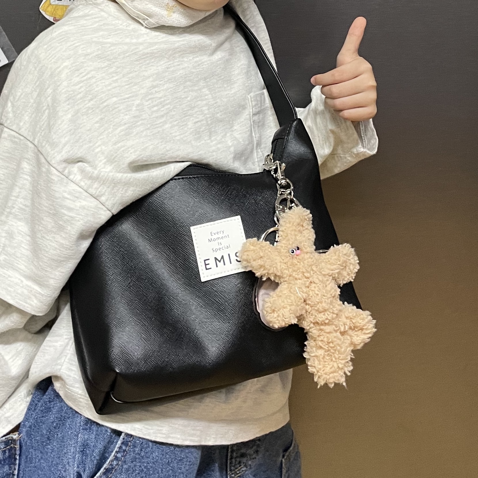Emis Leather Hobo Bag Black 착용 스타일