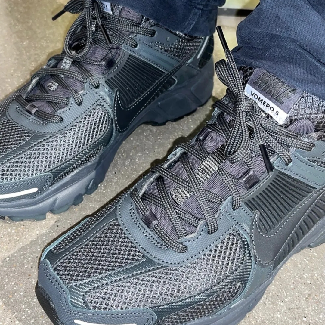 Nike Zoom Vomero 5 SP Anthracite 2023 착용 스타일 - 4