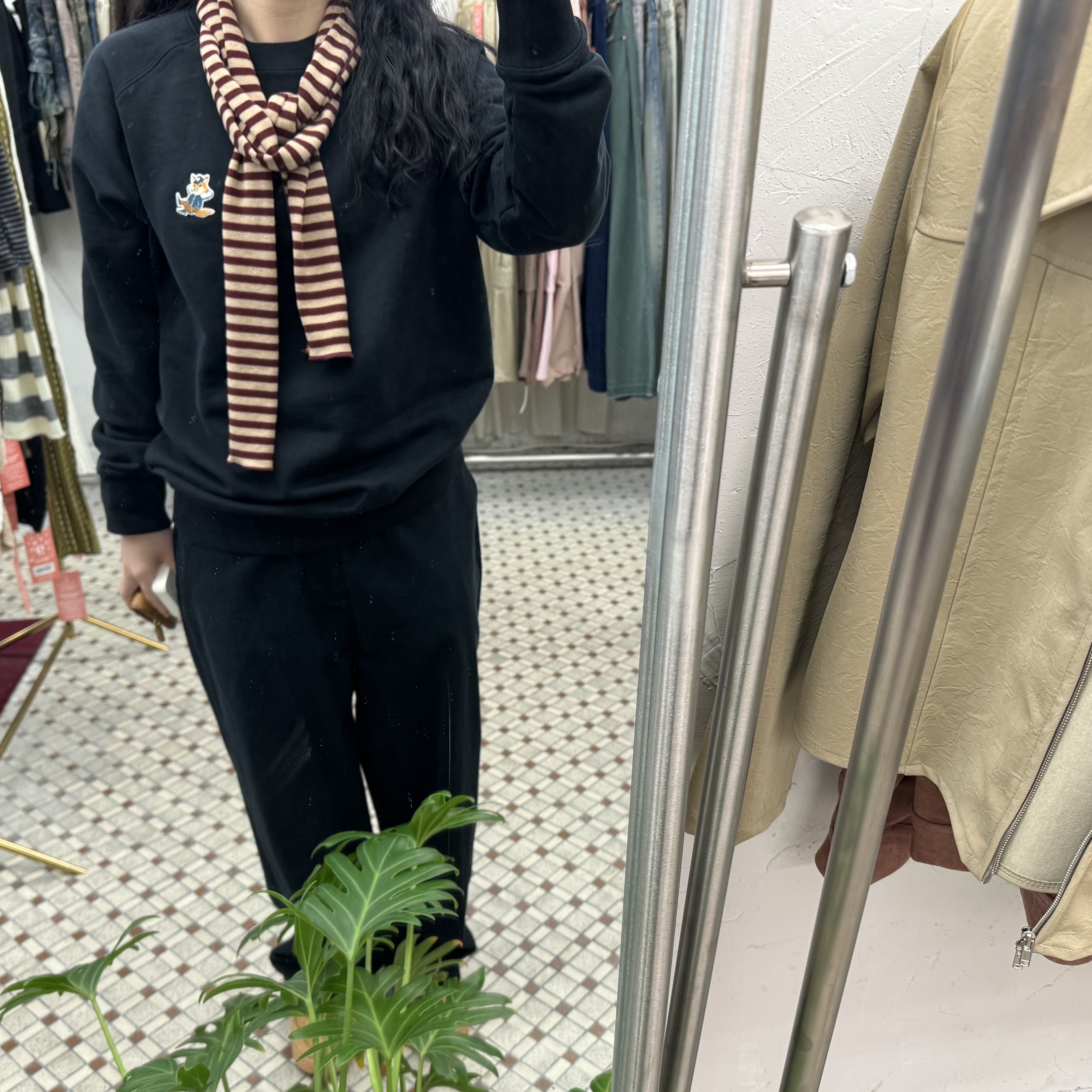 Maison Kitsune Dressed Fox Patch Classic Sweatshirt Black 착용 스타일