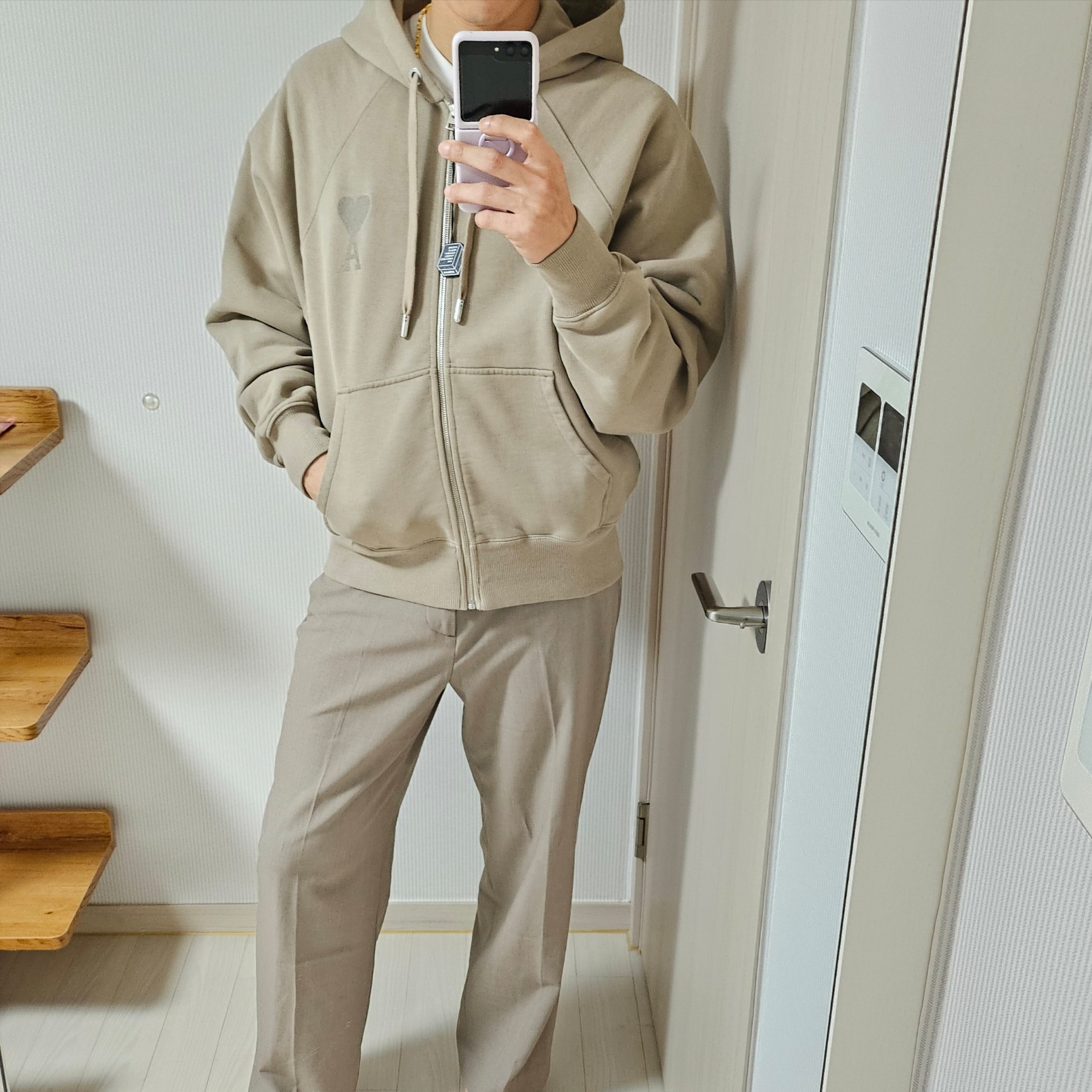 AMI de Coeur Tone-On-Tone Zipped Hoodie Beige Fonce 착용 스타일 - 4