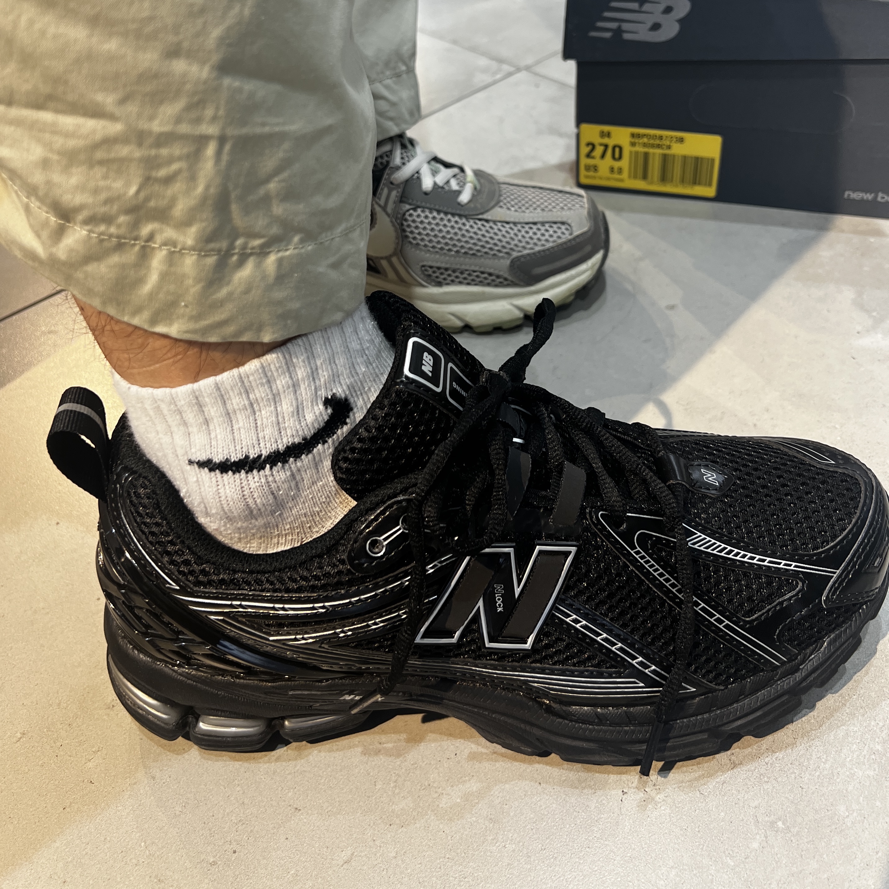 New Balance 1906R Black Silver Metallic 착용 스타일 - 1