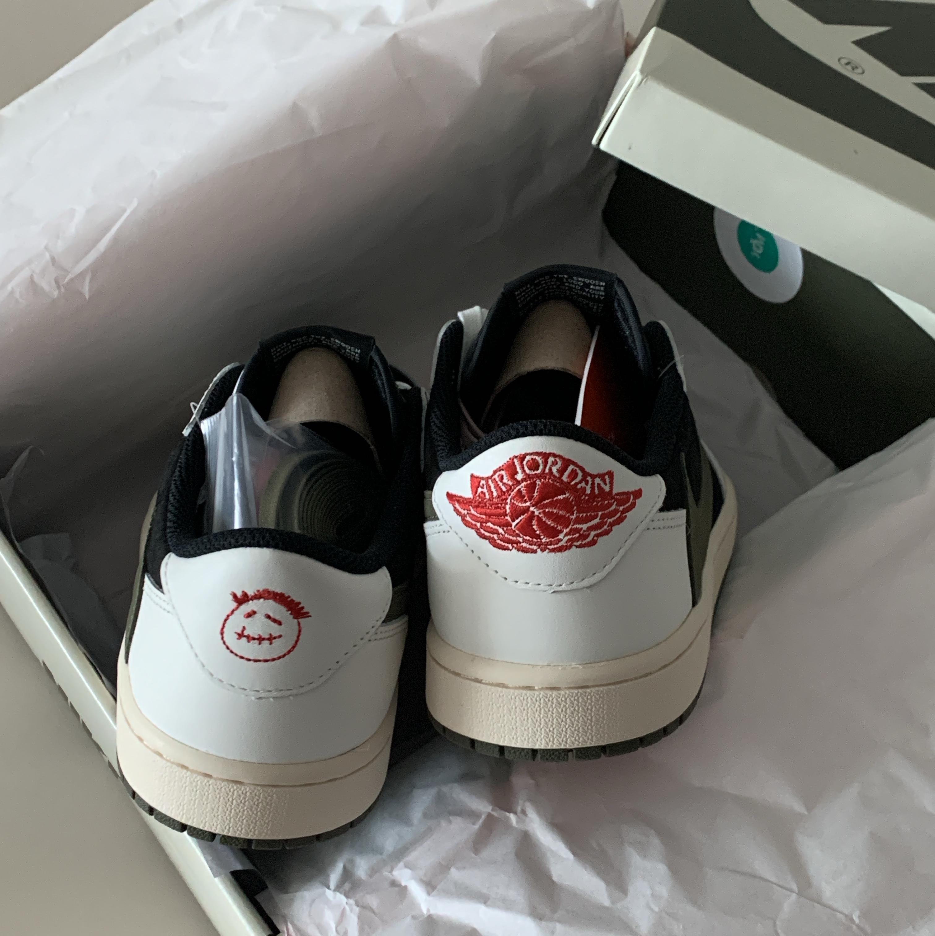 (W) Jordan 1 x Travis Scott Retro Low OG SP Medium Olive 착용 스타일 - 2