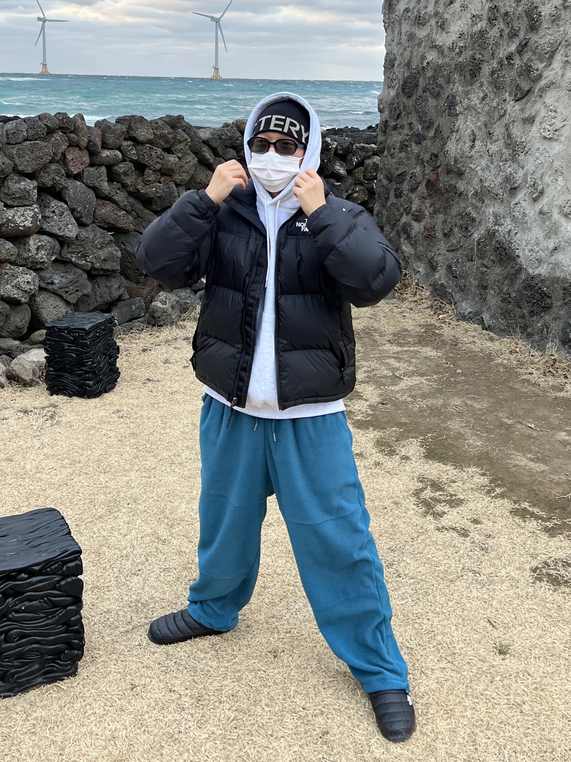 The North Face 1996 Retro Nuptse Down Jacket TNF Black, The North Face Thermoball Traction Mule V Black 착용 스타일 - 2