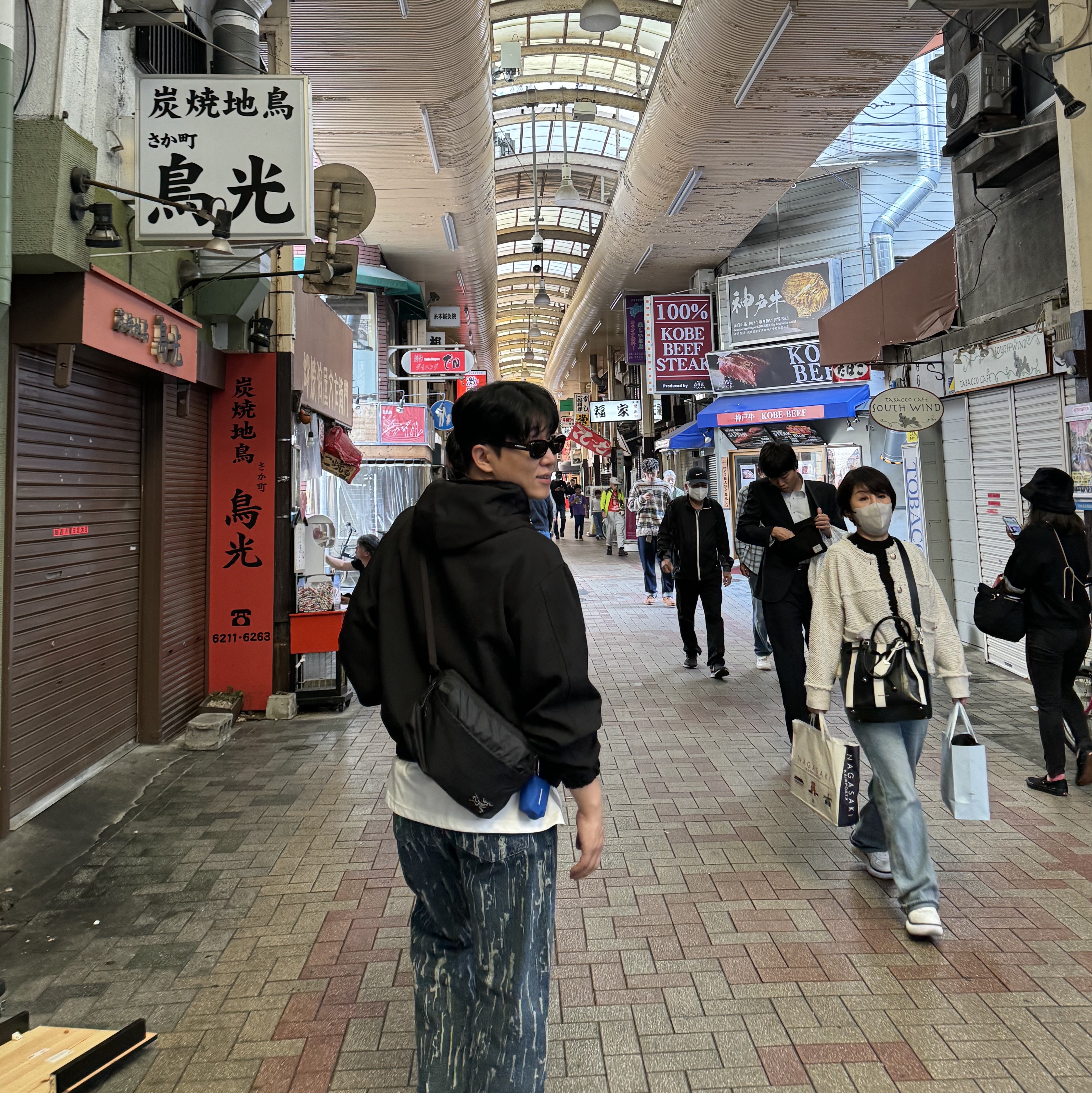 Arc'teryx Heliad 6 Crossbody Bag Black, Casetify x Ader Error AirPods Pro Case 착용 스타일