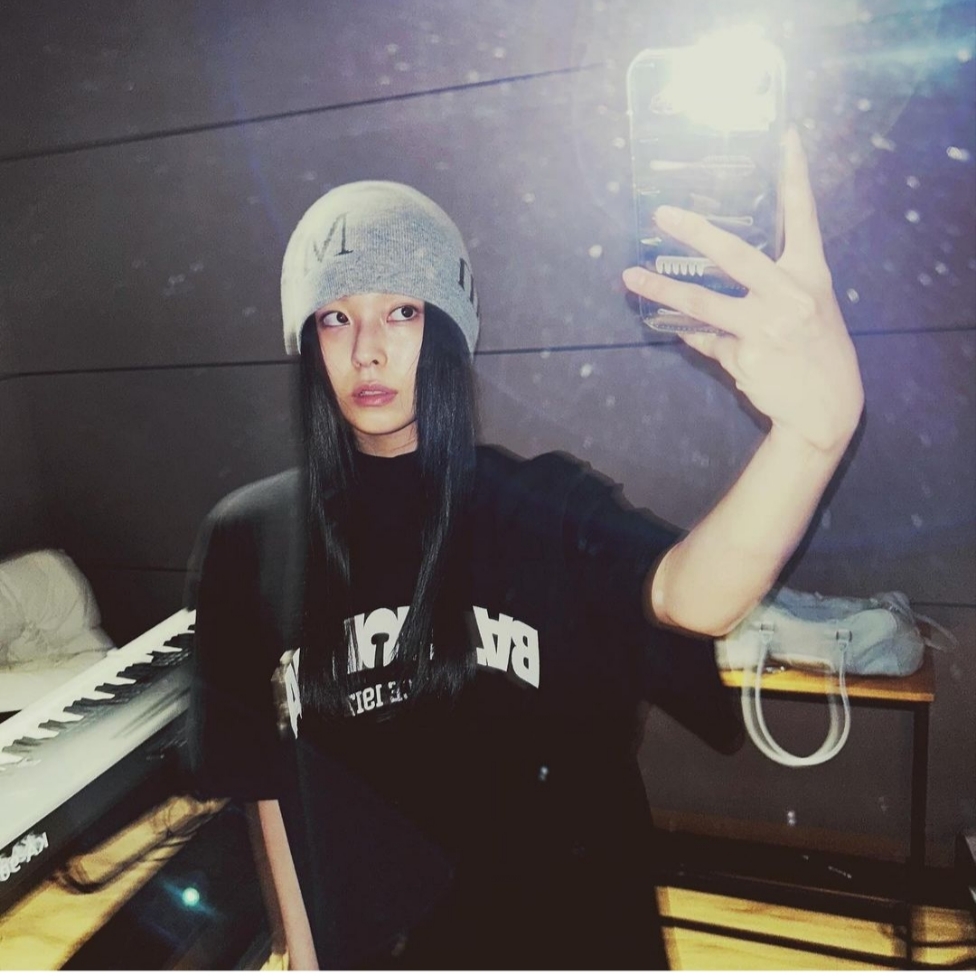 Matin Kim Logo Jacquard Short Beanie Grey 착용 스타일 - 2