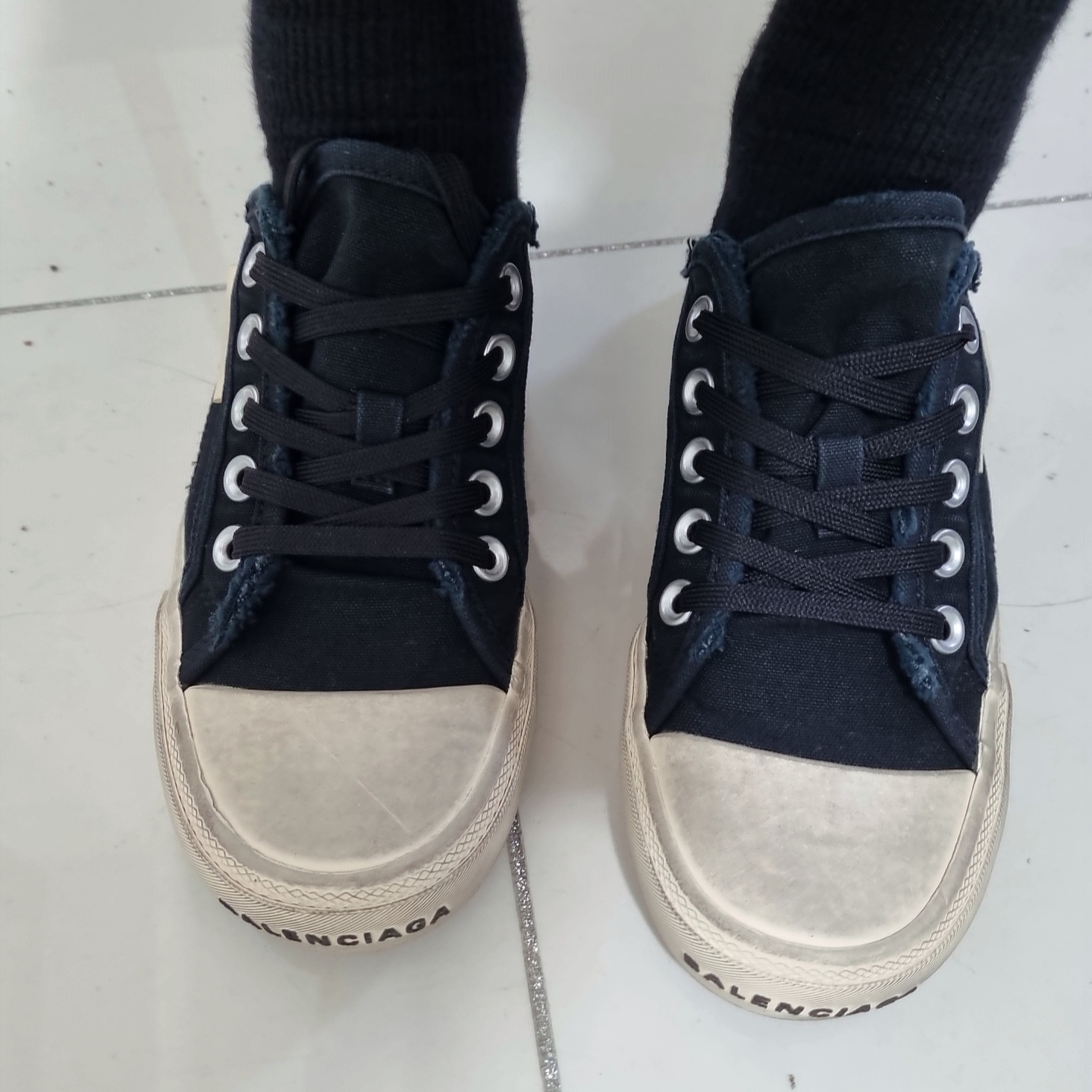 (W) Balenciaga Paris Mule Black 착용 스타일
