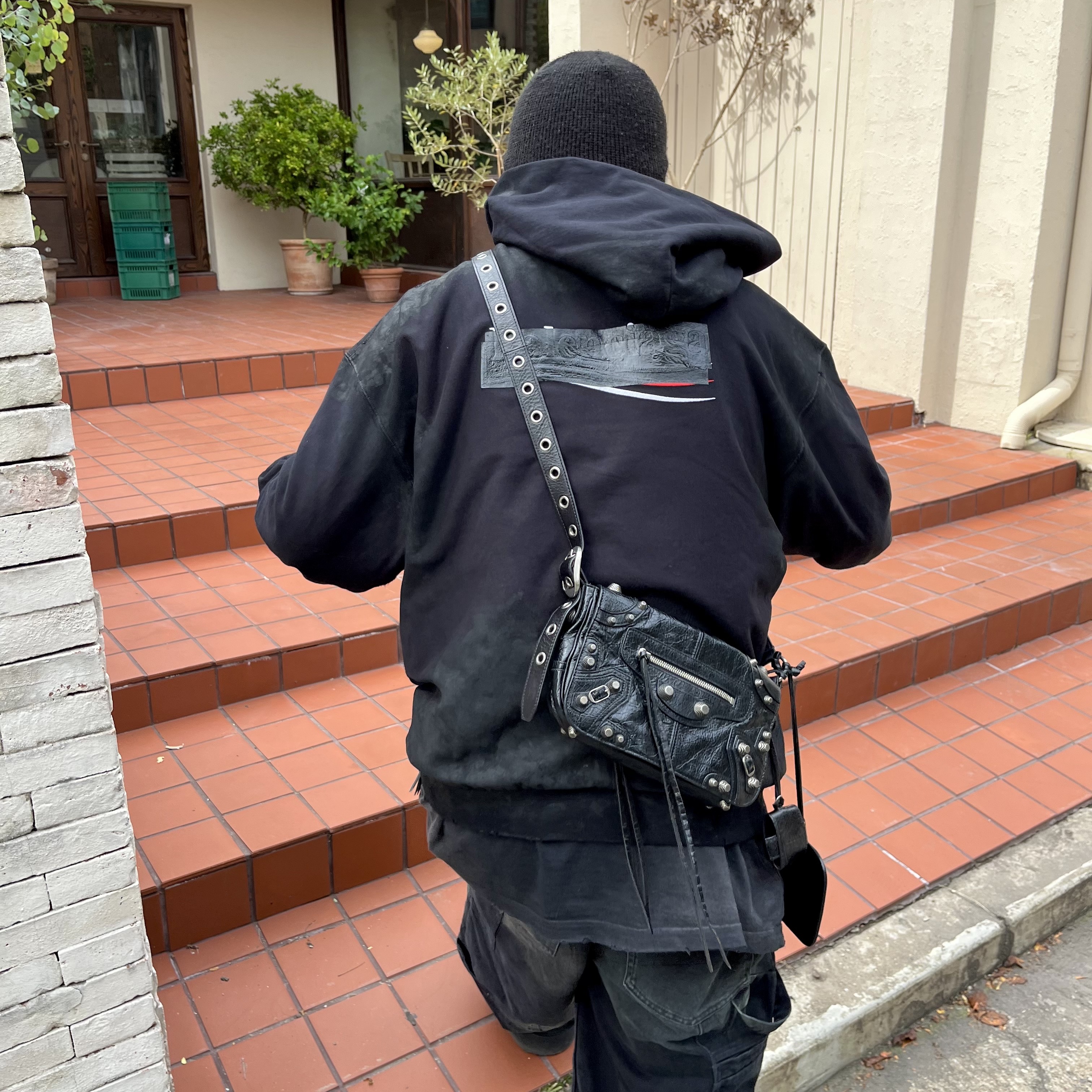 Balenciaga Le Cagole XS Flap Bag in Arena Lambskin Black, Balenciaga Le Cagole Men XS Flap Bag with Piercing in Arena Lambskin Black 착용 스타일 - 1