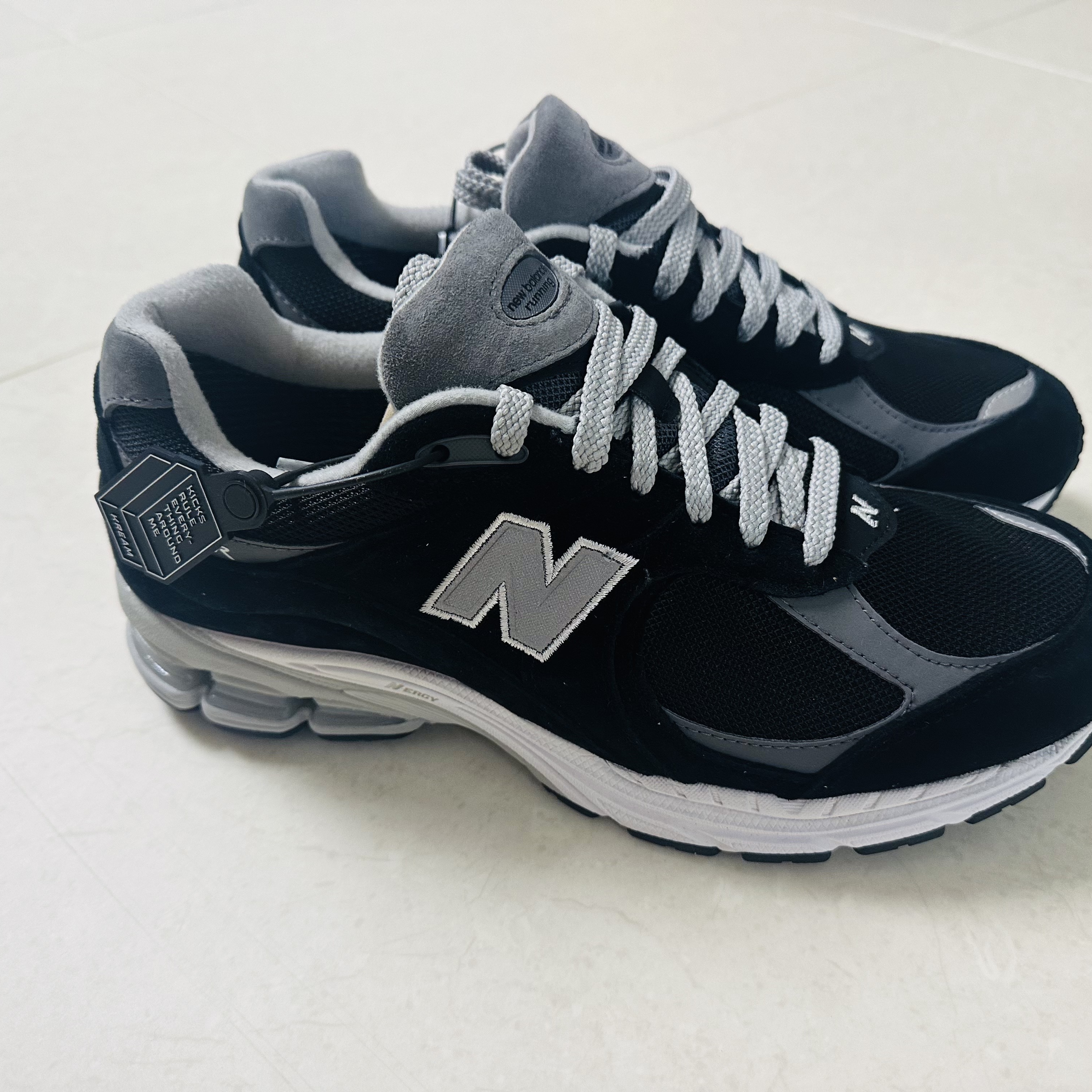 New Balance 2002R Gore-Tex Black Silver Metalic 착용 스타일 - 2
