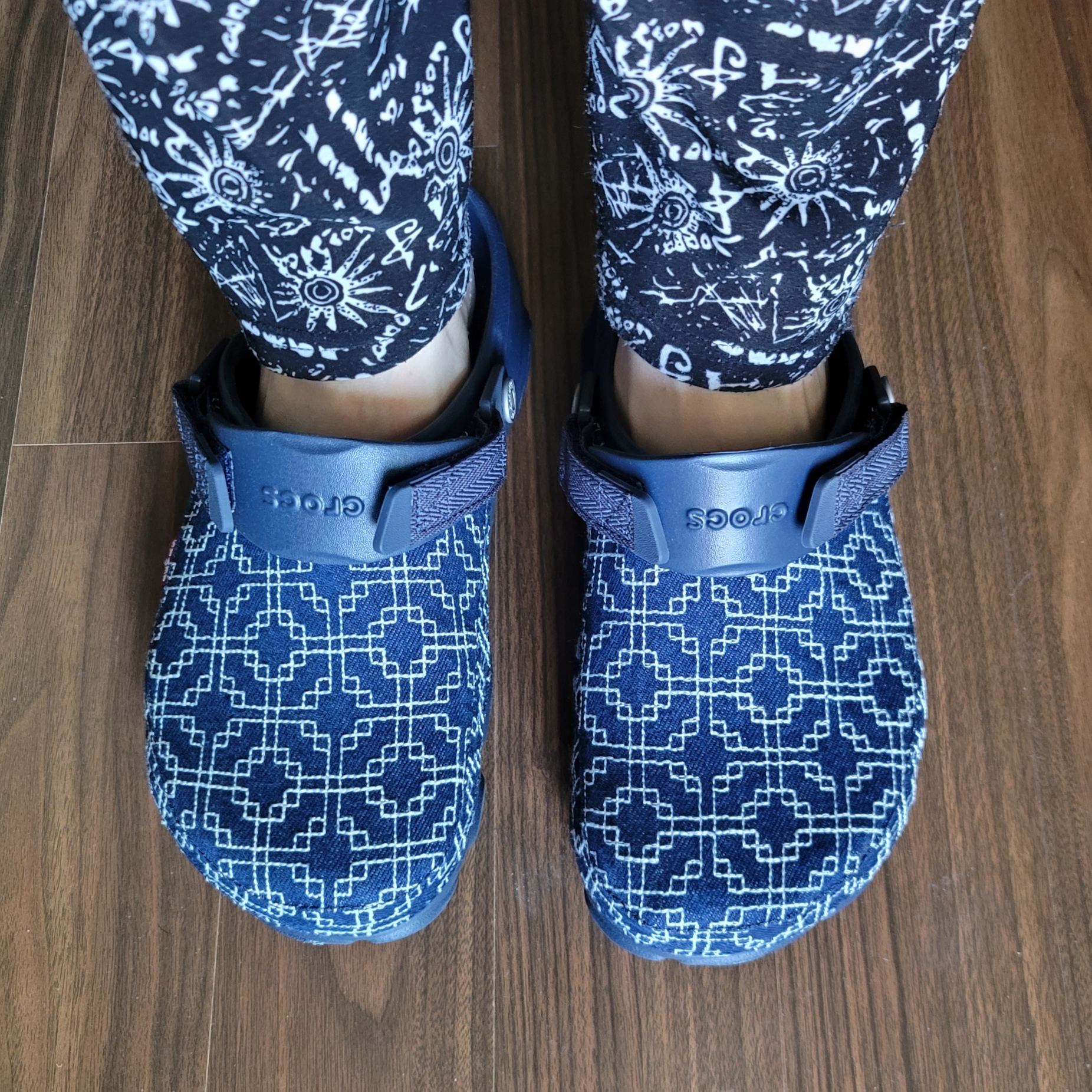 Crocs x Levi's All Terrain Clog Navy 착용 스타일