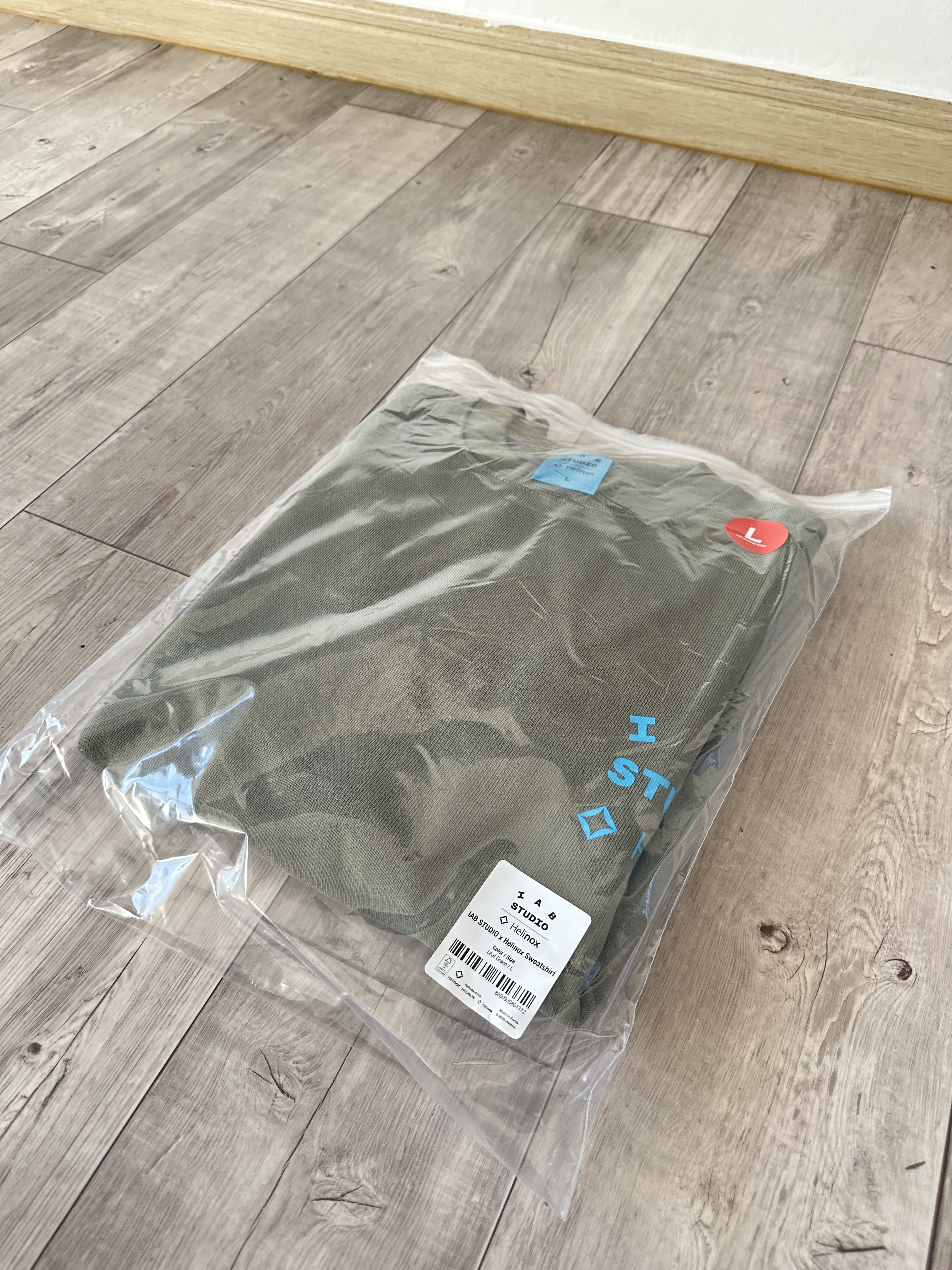 IAB Studio x Helinox Sweatshirt Leaf Green 착용 스타일 - 1