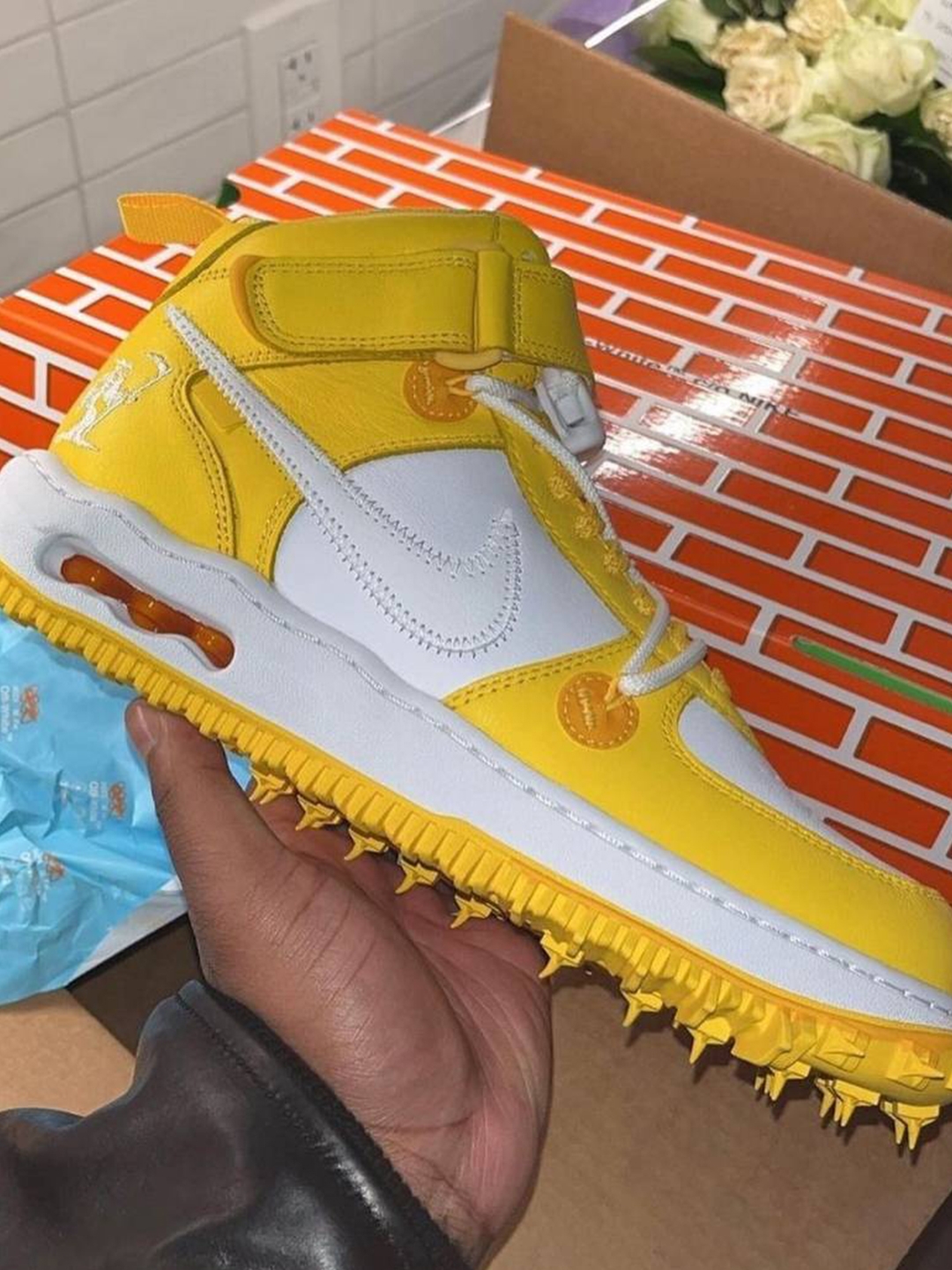Nike x Off-White Air Force 1 Mid SP Leather Varsity Maize 착용 스타일 - 5