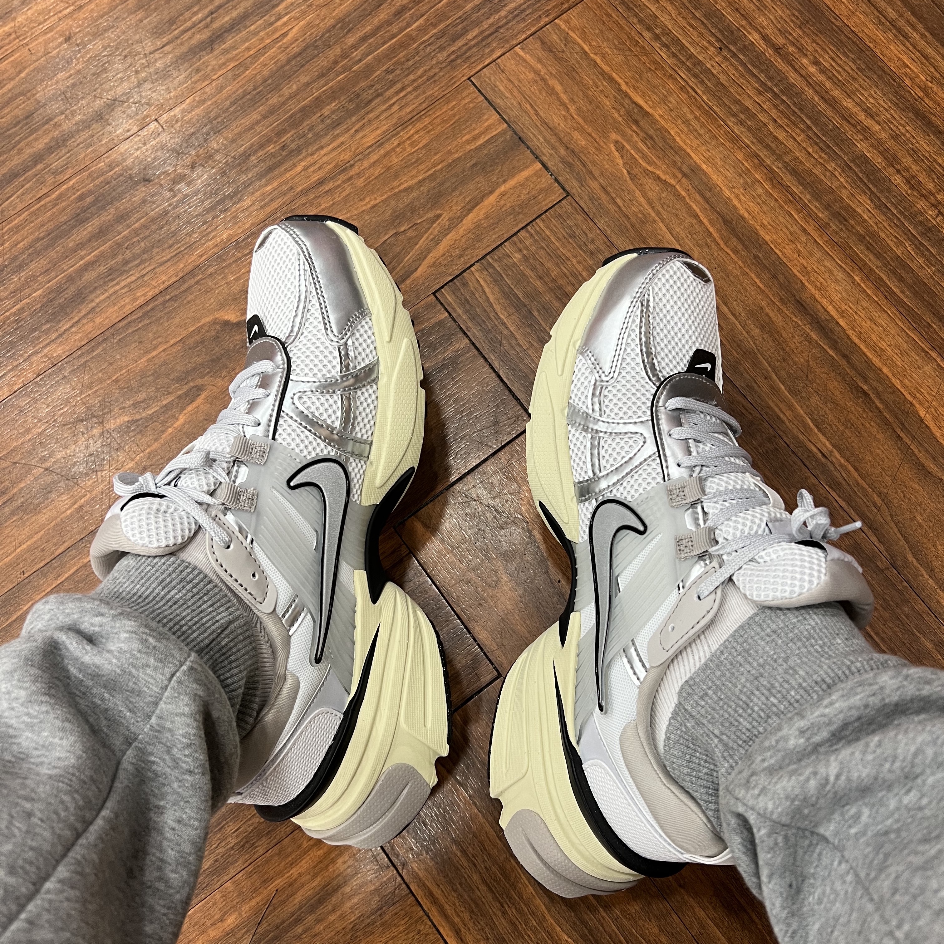 Nike V2K Run Summit White Metallic Silver 착용 스타일