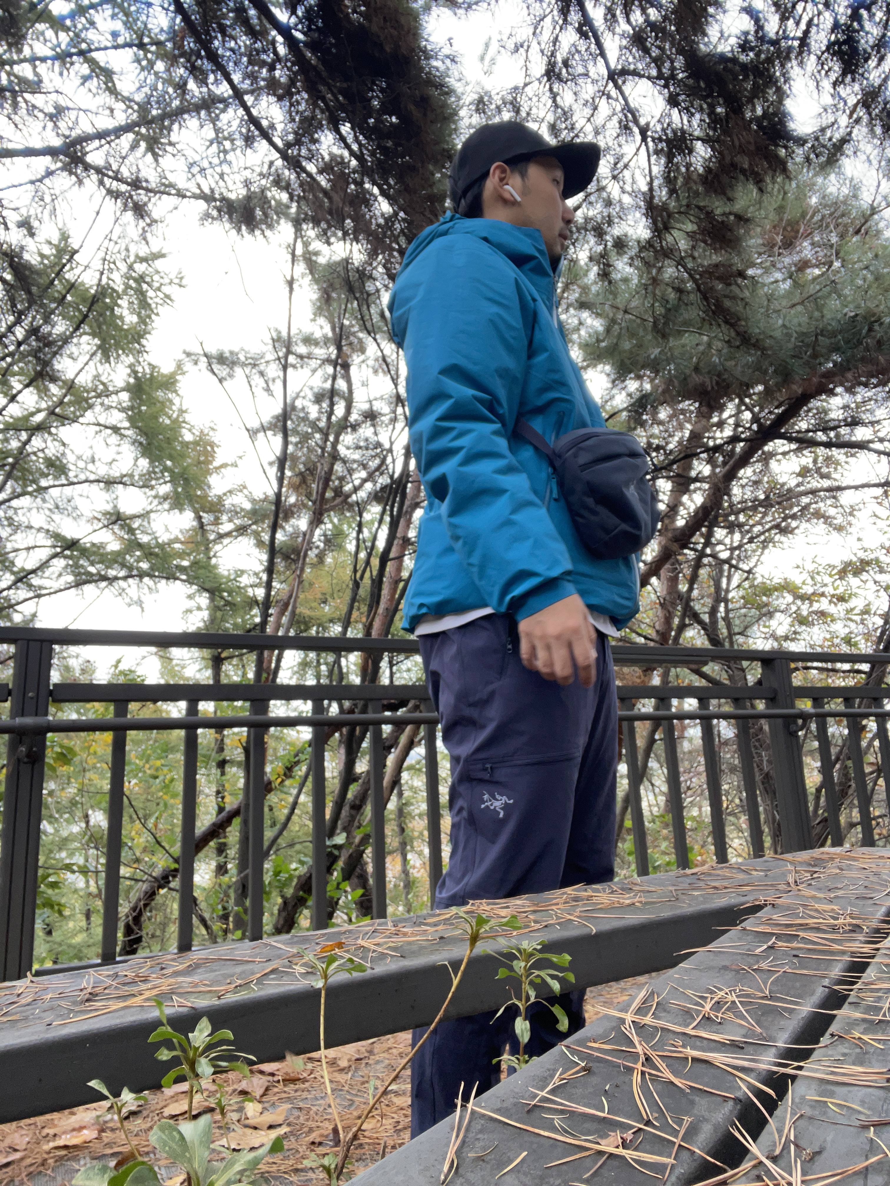 Arc'teryx Zeta SL Jacket Frenetic, Arc'teryx Gamma LT Pants Black Sapphire 착용 스타일
