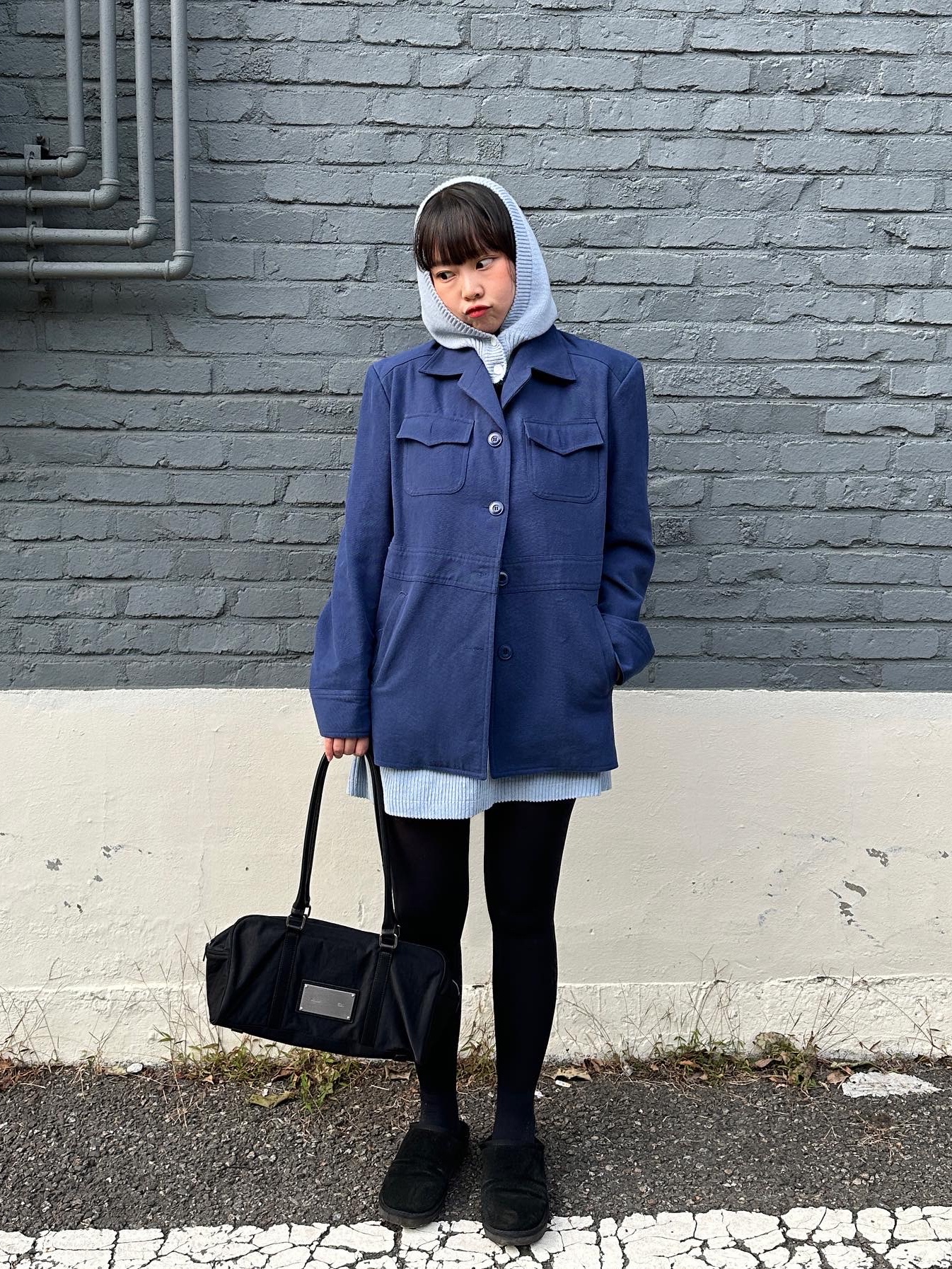 Matin Kim Sporty Tote Bag Black 착용 스타일 - 3