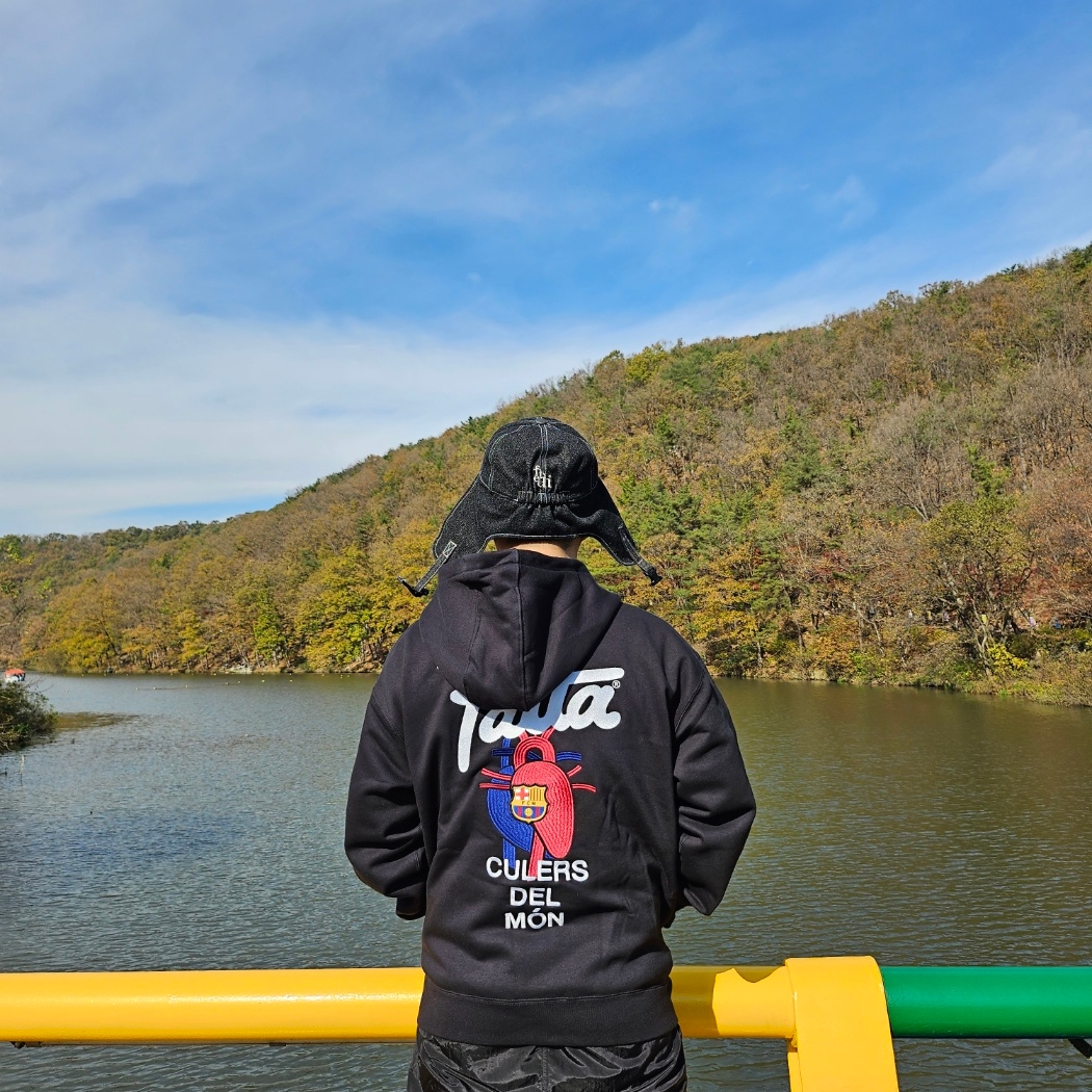 True Religion x Fetch Denim Cap Black, Nike x Patta x FC Barcelona Solo Swoosh Hoodie Culers del Món (FD4147-010) 착용 스타일 - 1