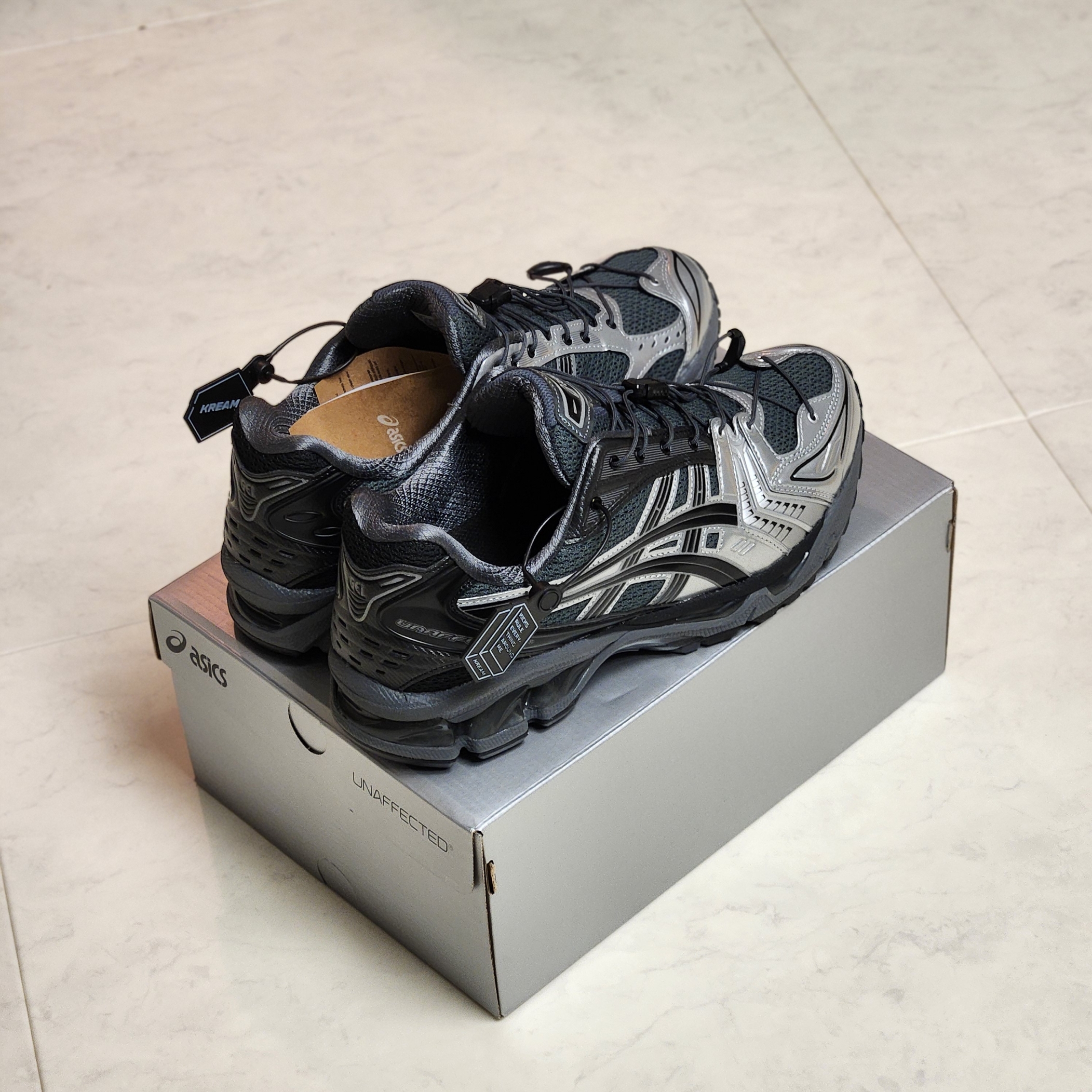 Asics x Unaffected Gel-Kayano 14 Silver Moon 착용 스타일 - 1