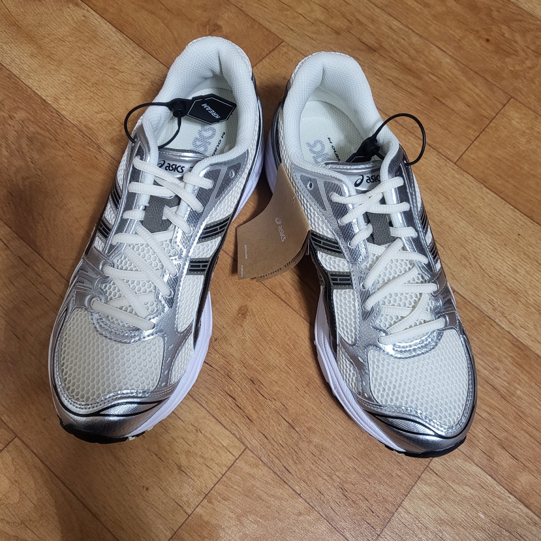 Asics Gel-Kayano 14 Cream Black 착용 스타일