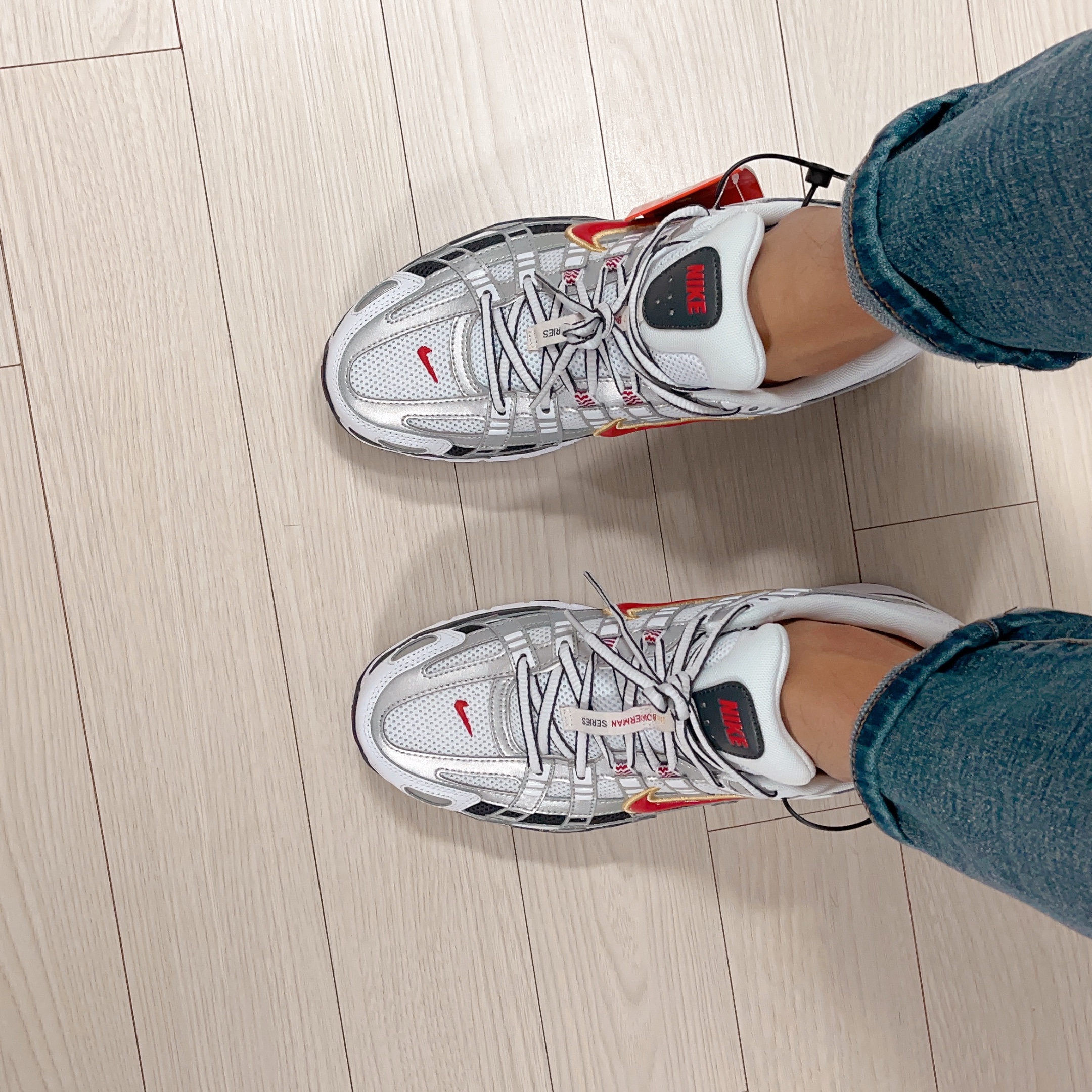 (W) Nike P-6000 Metallic Silver Red 착용 스타일
