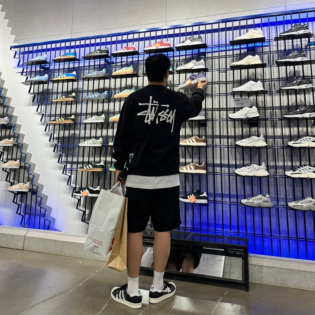 Stussy Basic Stussy Crew Black 2023, Adidas x BAPE Superstar 80s Core Black Off White 착용 스타일