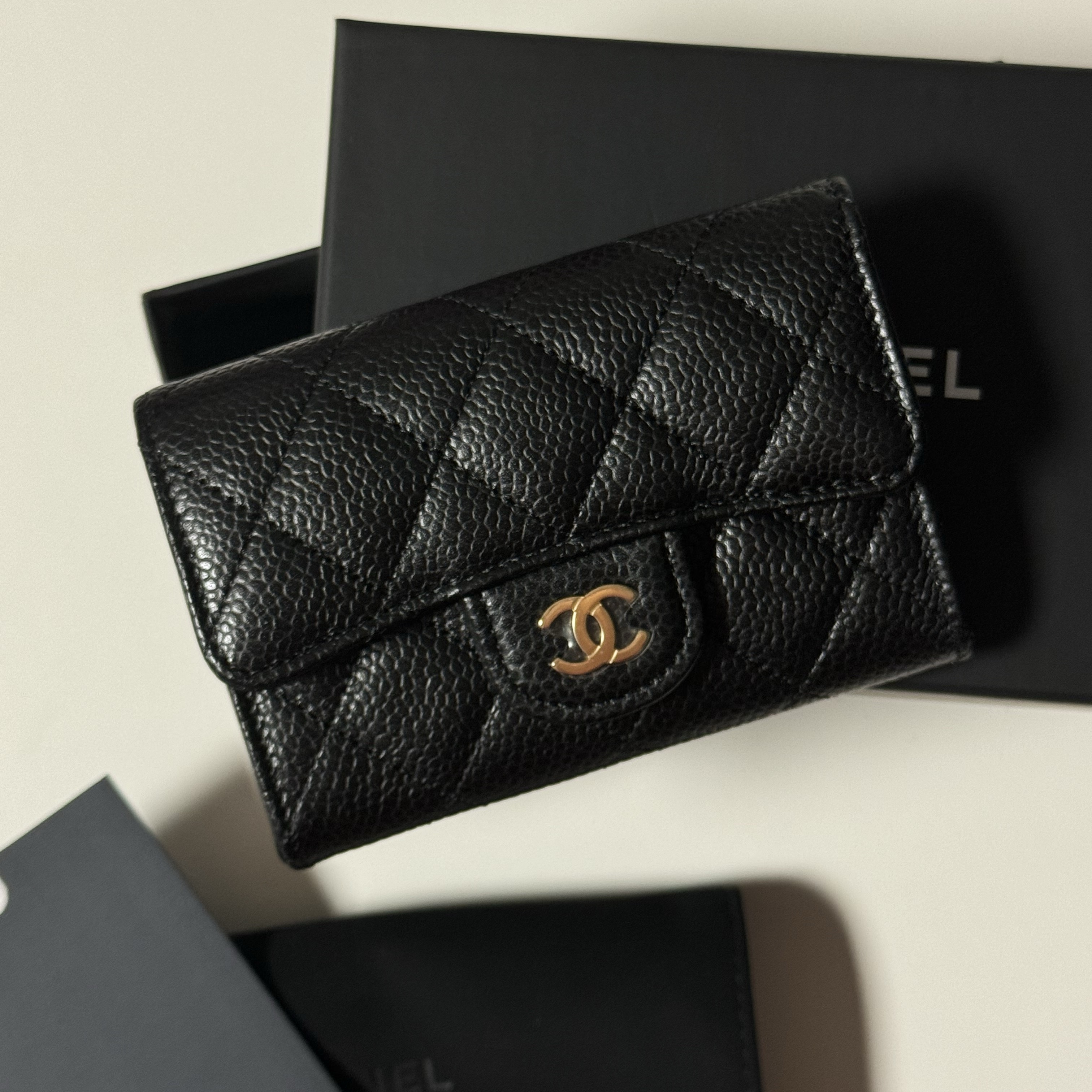 Chanel Classic Card Holder Grained Calfskin & Gold Black 착용 스타일