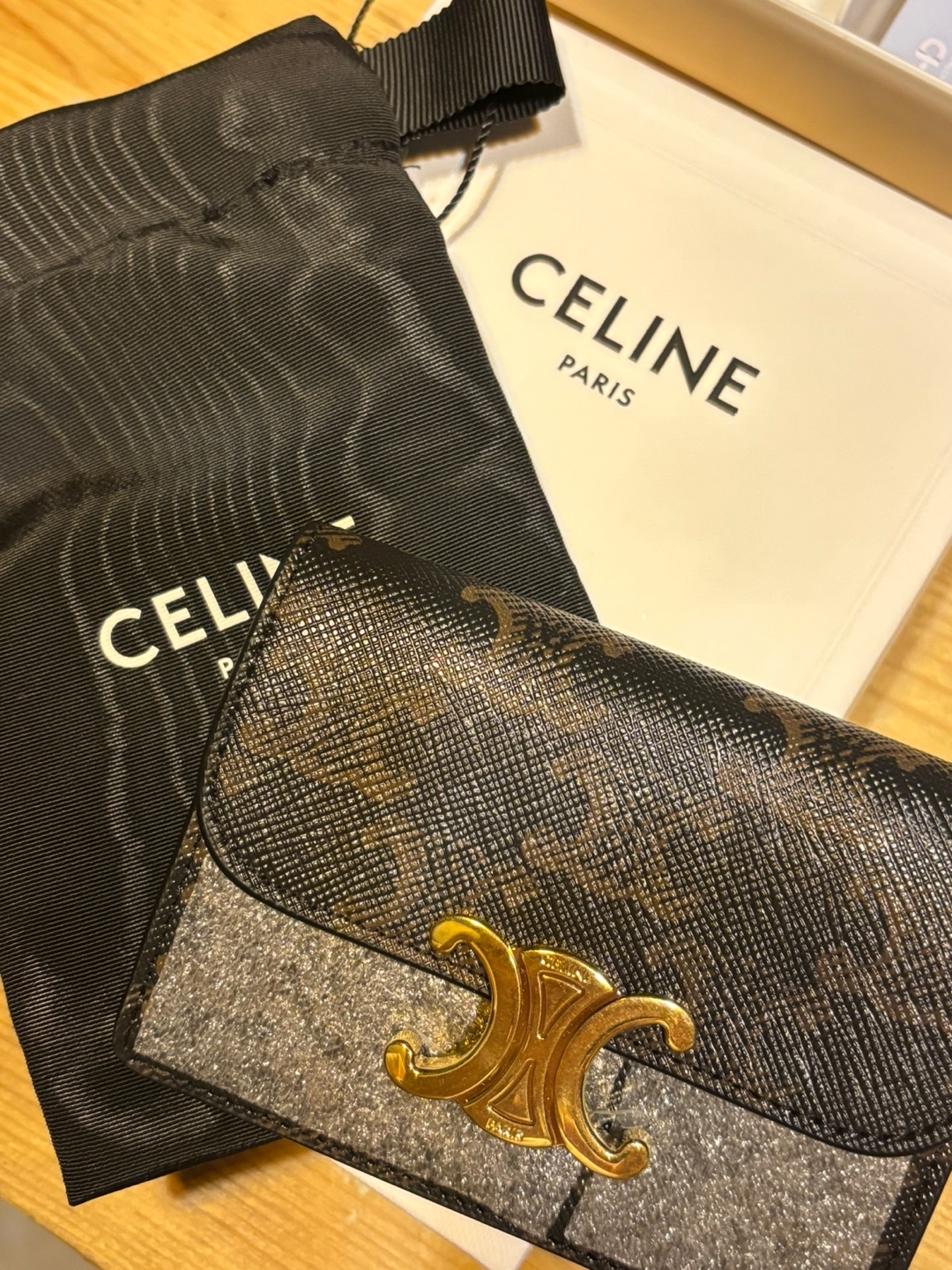 Celine Card Holder with Flap in Triomphe Canvas Tan 착용 스타일