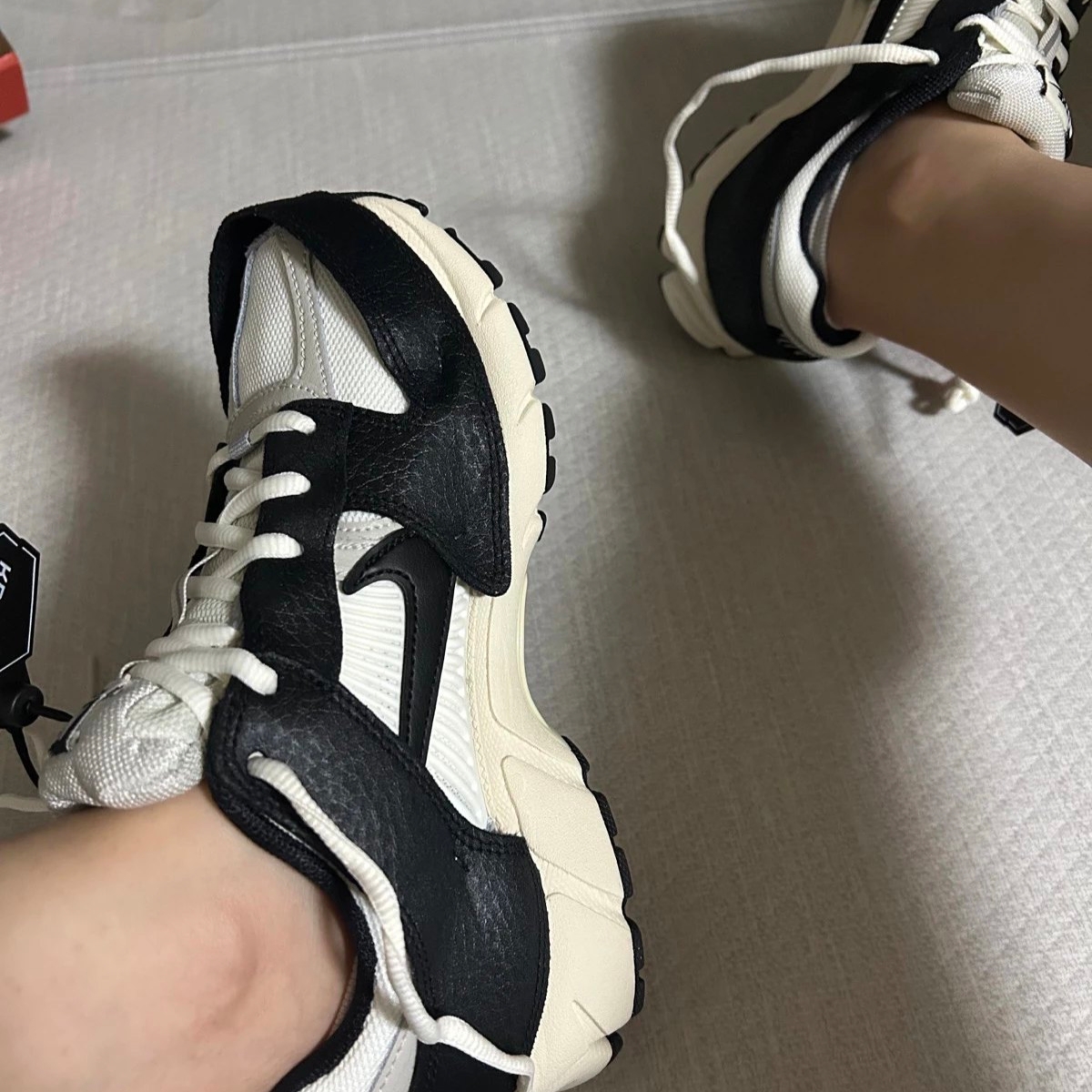 (W) Nike Zoom Vomero 5 Wolf Grey and Black 착용 스타일