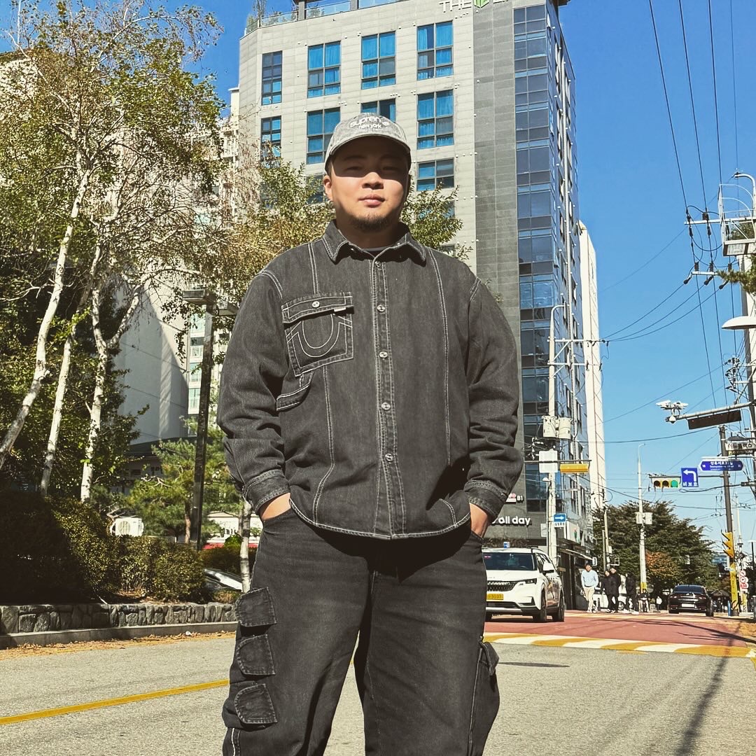 True Religion Denim Field Shirts Black, True Religion Bullet Pocket Denim Pants Black 착용 스타일 - 1