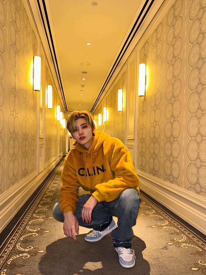 Celine Loose Hoodie in Fuzzy Wool Sunshine Black, Celine Wesley Jeans in Zuma Wash Denim Zuma Wash 착용 스타일