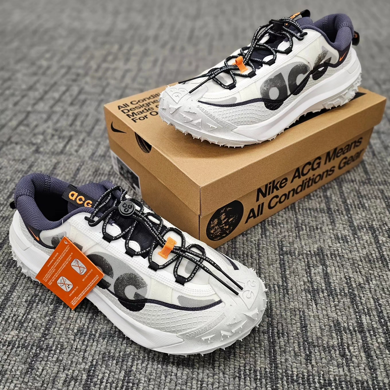 Nike ACG Mountain Fly 2 Low Summit White and Bright Mandarin 착용 스타일 - 4