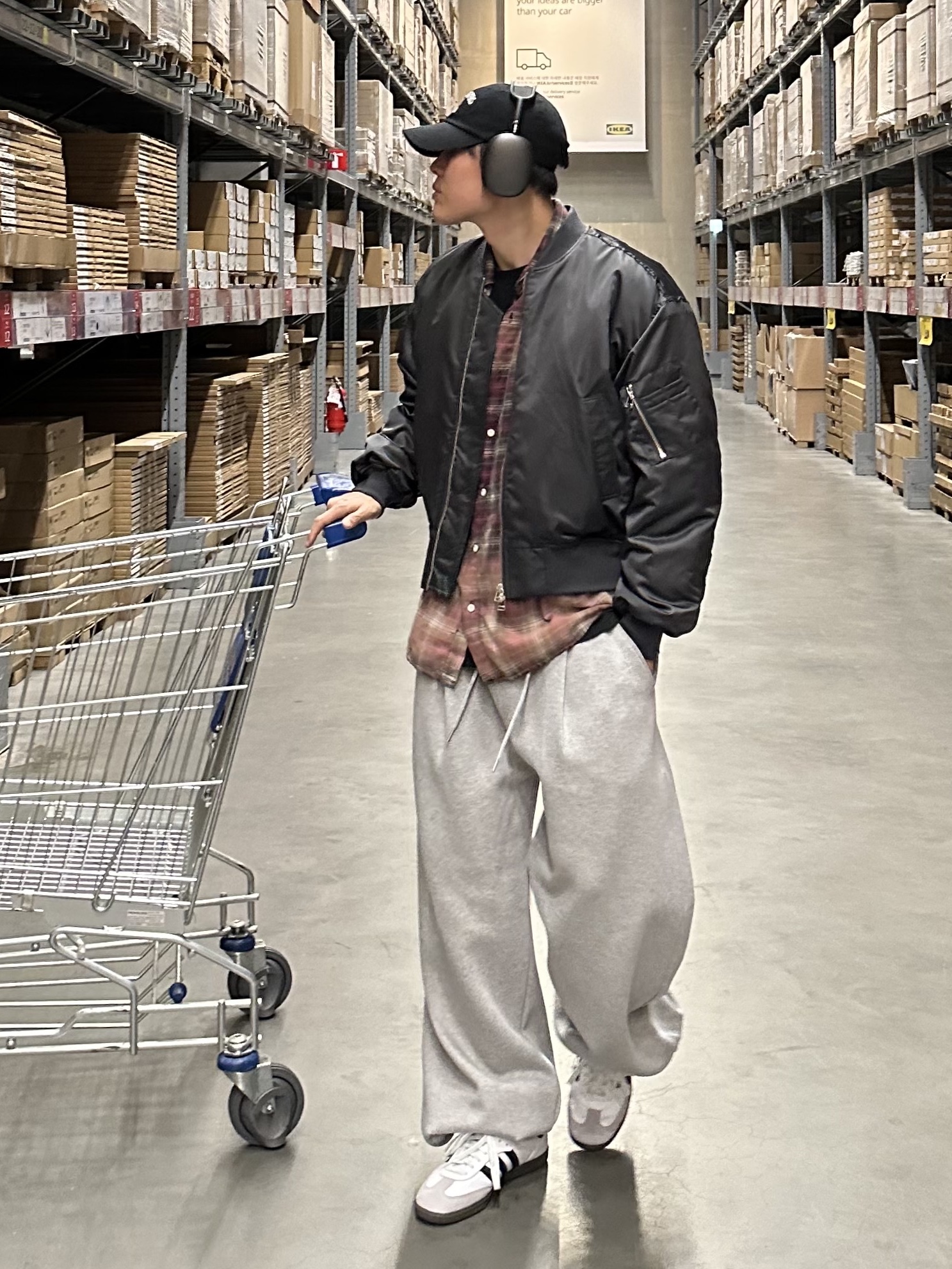 Adidas Samba OG Cloud White, Apple AirPods Max Lightning Space Gray (Korean Ver.) 착용 스타일 - 2