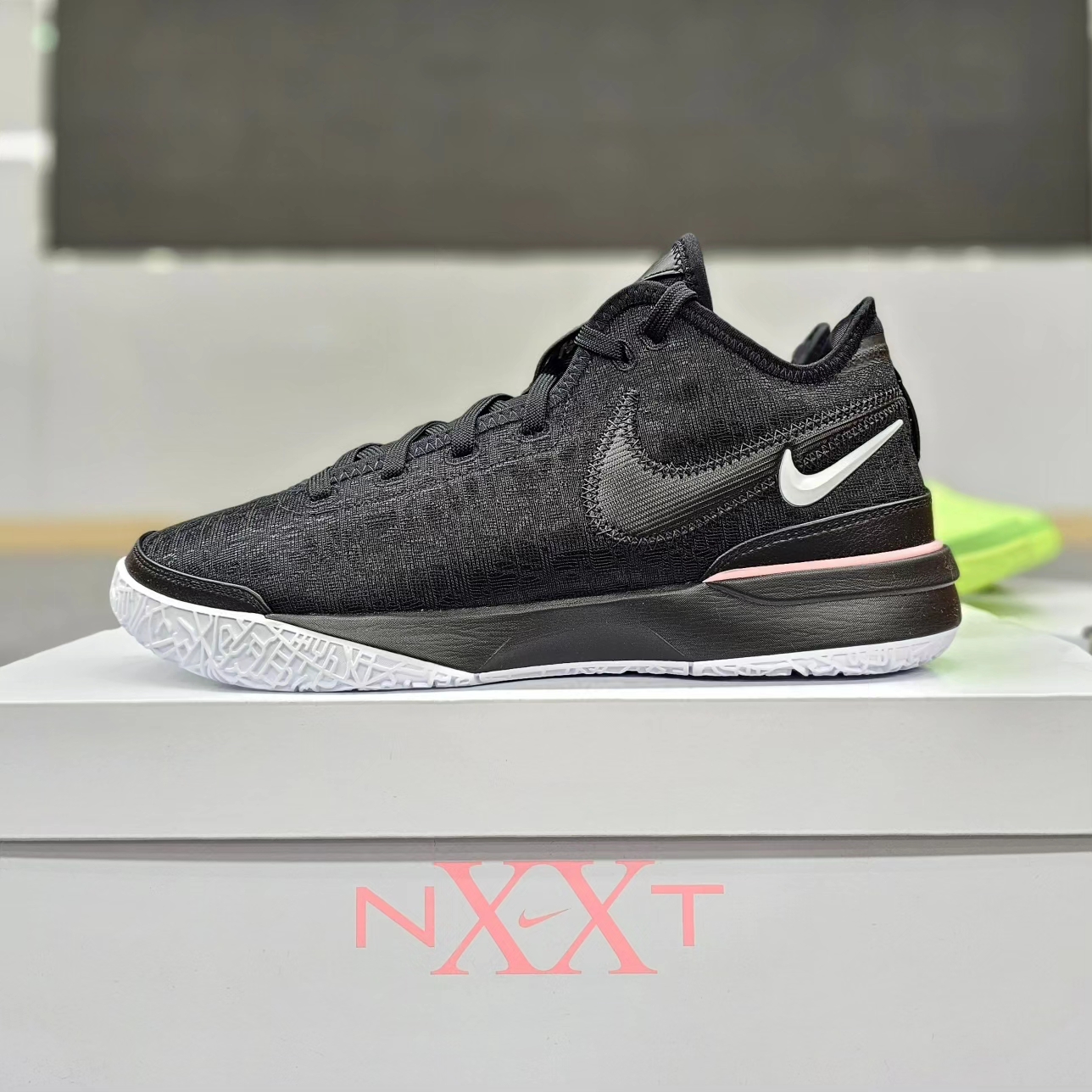 Nike LeBron NXXT Gen EP Black Medium Soft Pink 착용 스타일 - 4