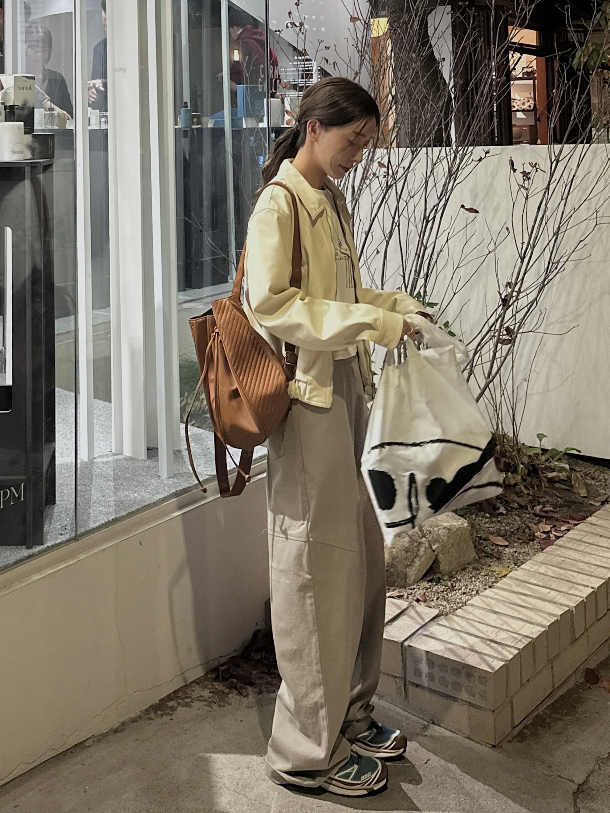 Salomon XT-6 Aegean Blue Tortoise Shell, Crocs Classic Fur Sure Clog Chai 착용 스타일 - 3