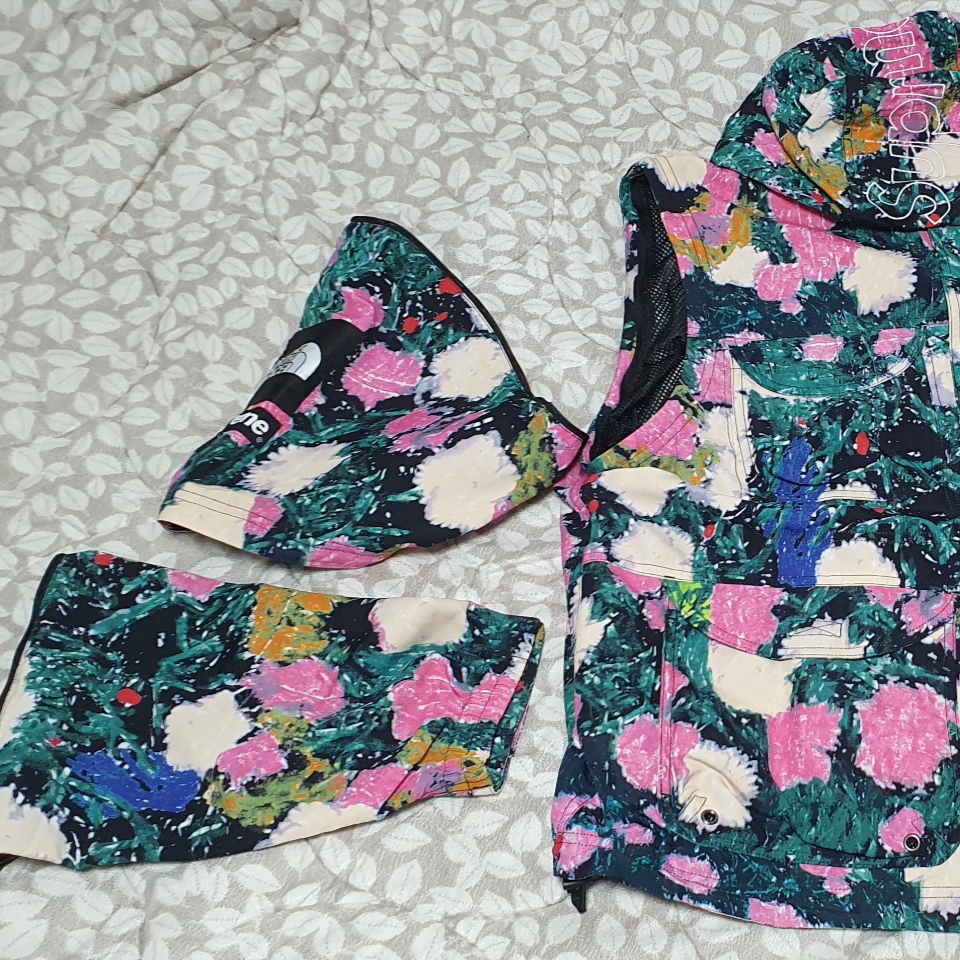 Supreme x The North Face Trekking Convertible Jacket Flowers - 22SS 착용 스타일